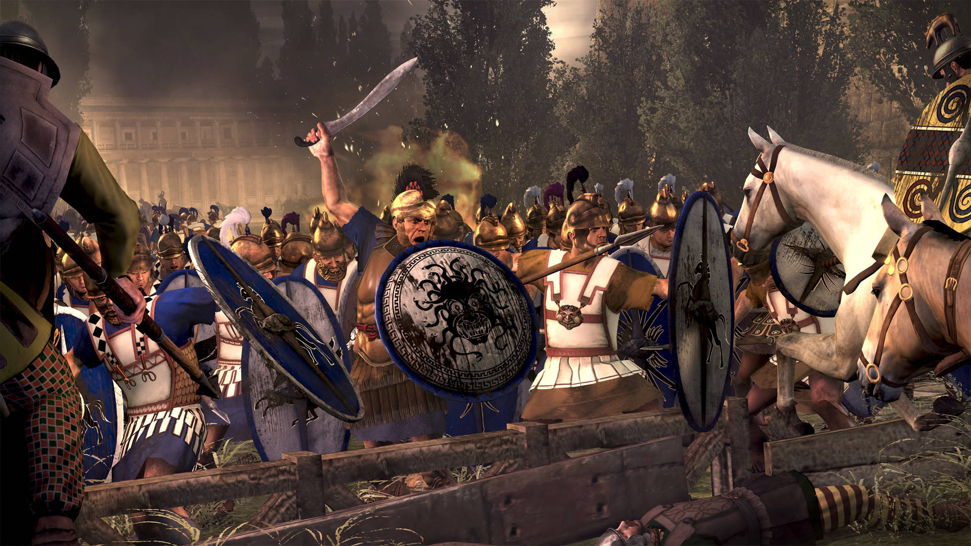 Total War Rome 2 桌布 壁紙 — 羅馬軍團士兵在煙霧瀰漫的天空下，在混亂的古代戰場上與騎兵交戰。