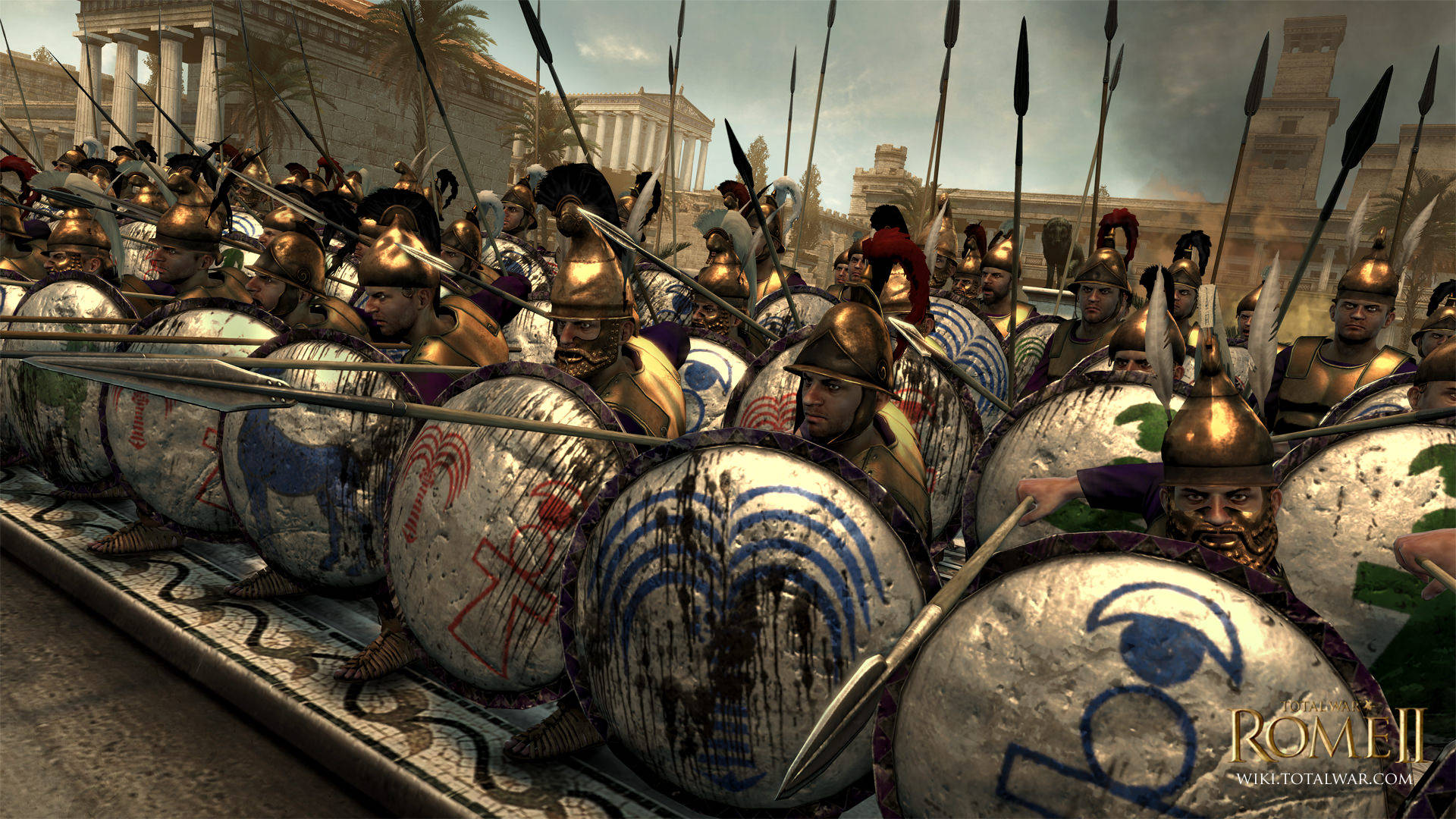 Carthage 桌布 壁紙 — 羅馬軍團士兵戴著金色頭盔和彩繪盾牌，在陰天下的古老柱廊附近的石路上形成密集的方陣。