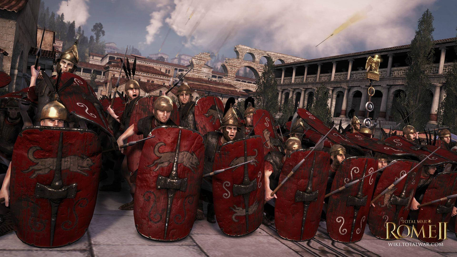 Total War 桌布 壁紙 — 羅馬軍團士兵手持紅色盾牌、頭戴金色頭盔，在陰天下有古老拱門和柱子的石頭廣場上組成緊密方陣。
