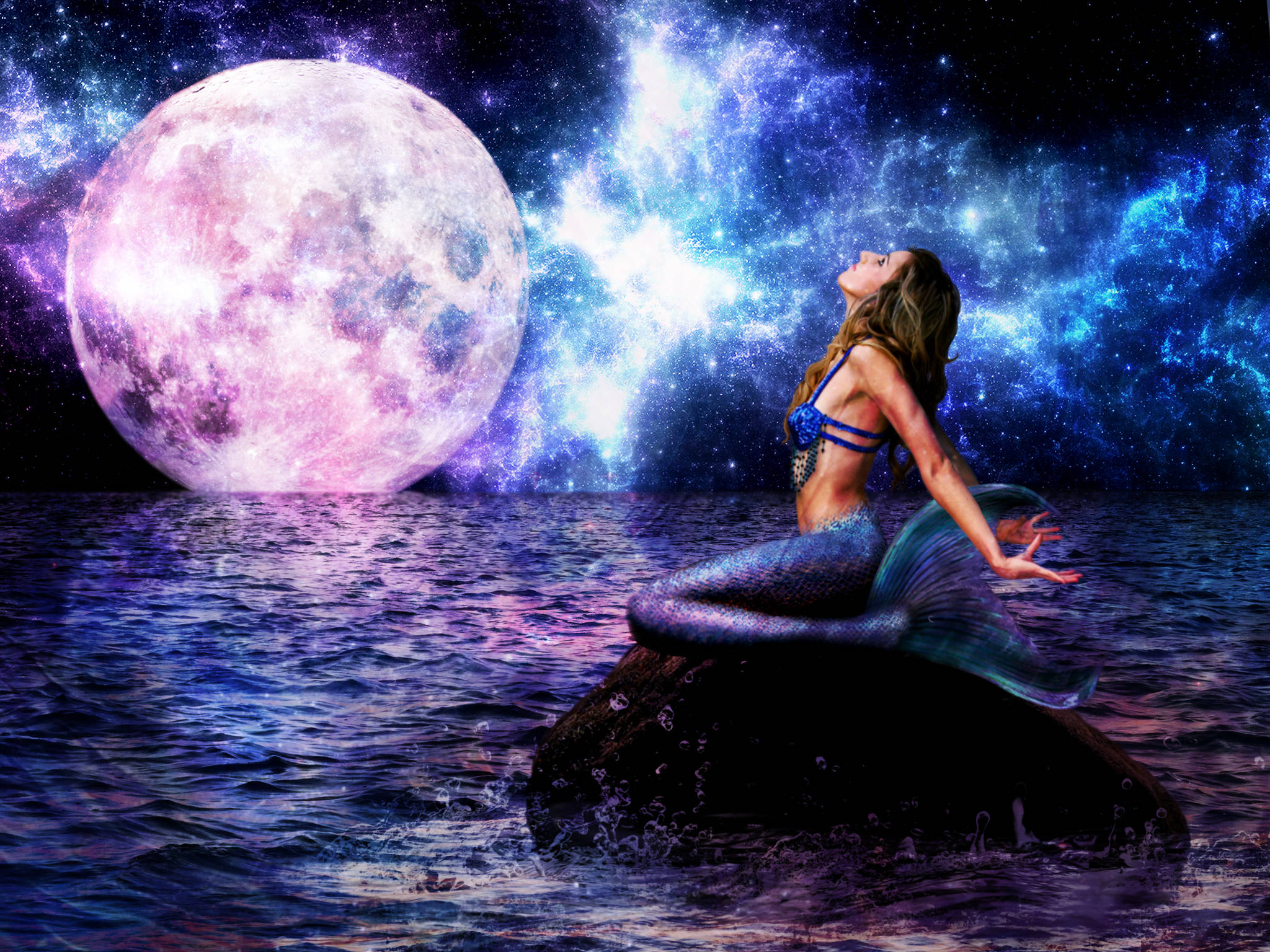 夜空 桌布 壁紙 — 美人魚優雅地坐在宇宙水域的岩石上，下方是巨大的粉紅月亮和充滿活力的星雲。