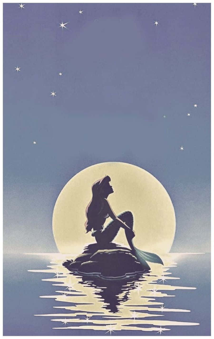 Aesthetic Disney 桌布 壁紙 — 美人魚剪影坐在岩石上，凝視著星空暮色下發光的滿月。