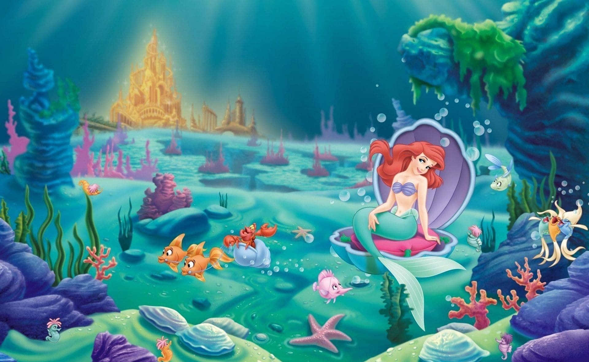 little mermaid 桌布 壁紙 — 美人魚艾莉兒與她的朋友們坐在一個貝殼裡，身處一個沐浴在金色陽光下的充滿活力的海底王國。