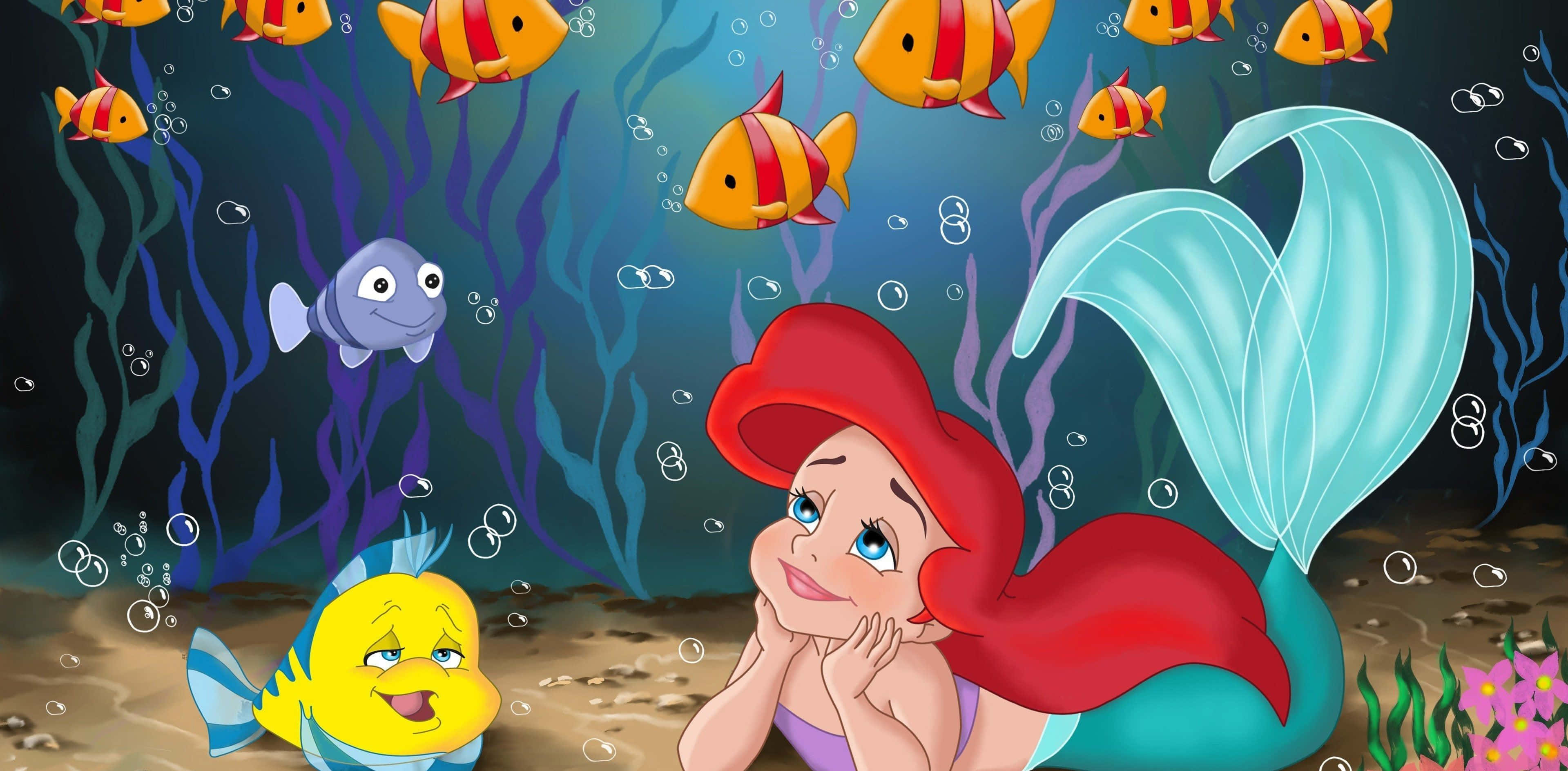 Kawaii Mermaid 桌布 壁紙 — 美人魚艾莉爾在水底夢幻地微笑，與她的朋友小比目魚和賽巴斯丁在色彩繽紛的魚類和珊瑚中。