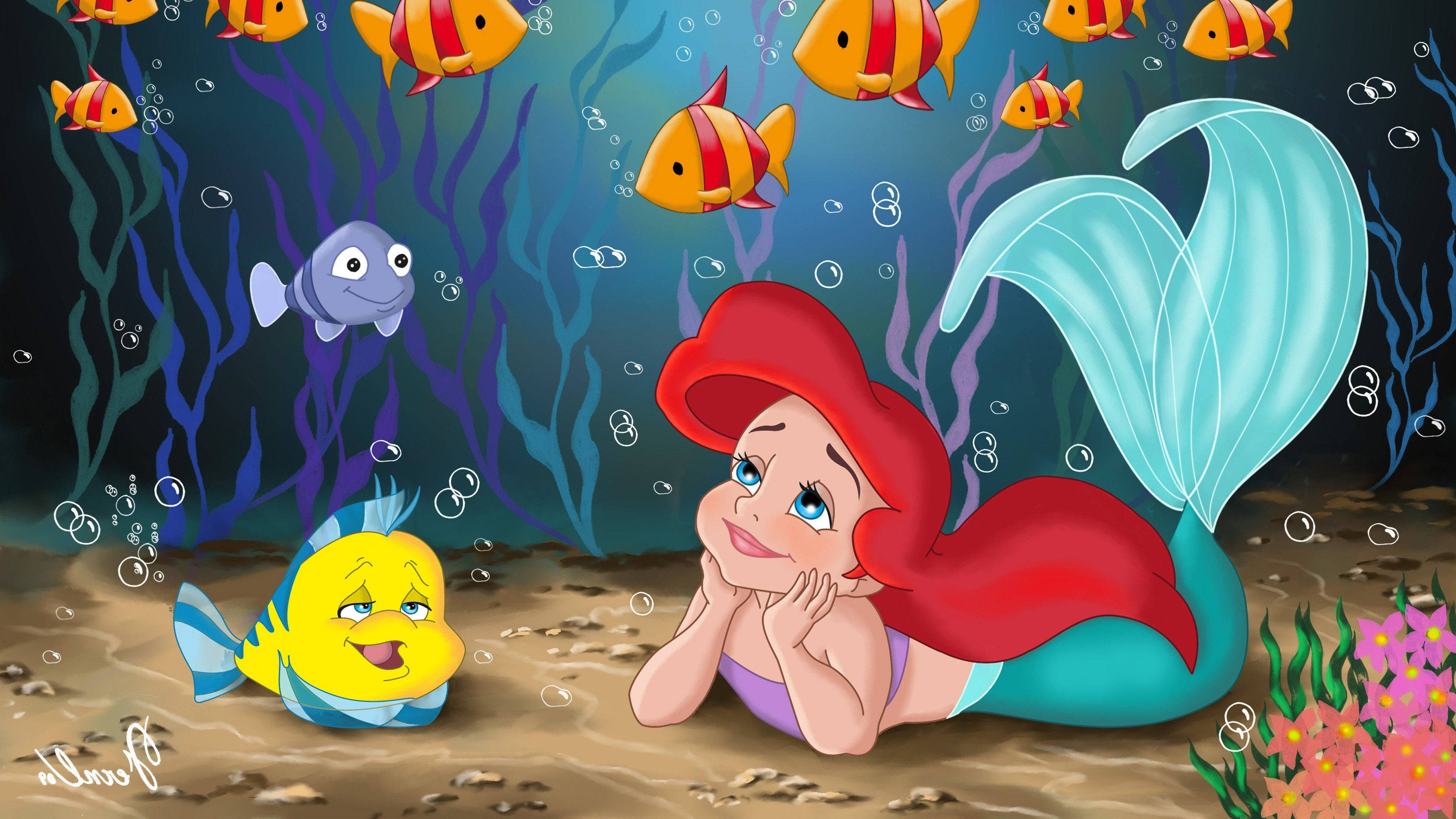 The Little Mermaid 桌布 壁紙 — 美人魚艾莉爾在海底休息，對著小比目魚微笑，色彩繽紛的魚在紫色海草之間游來游去。
