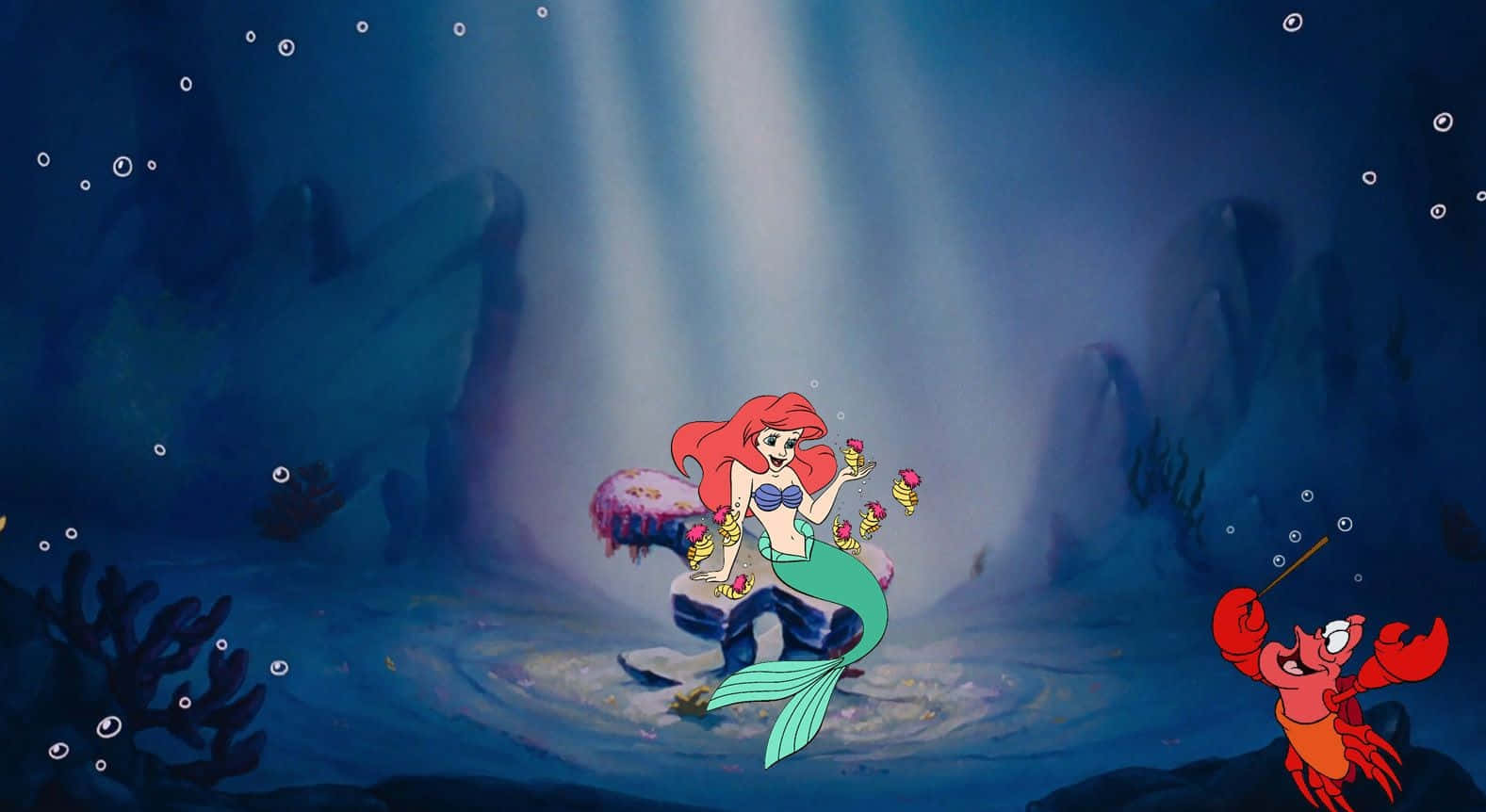 little mermaid 桌布 壁紙 — 美人魚艾莉爾坐在水中的岩石上，手持貝殼，而她的螃蟹朋友賽巴斯丁在附近吹奏號角。
