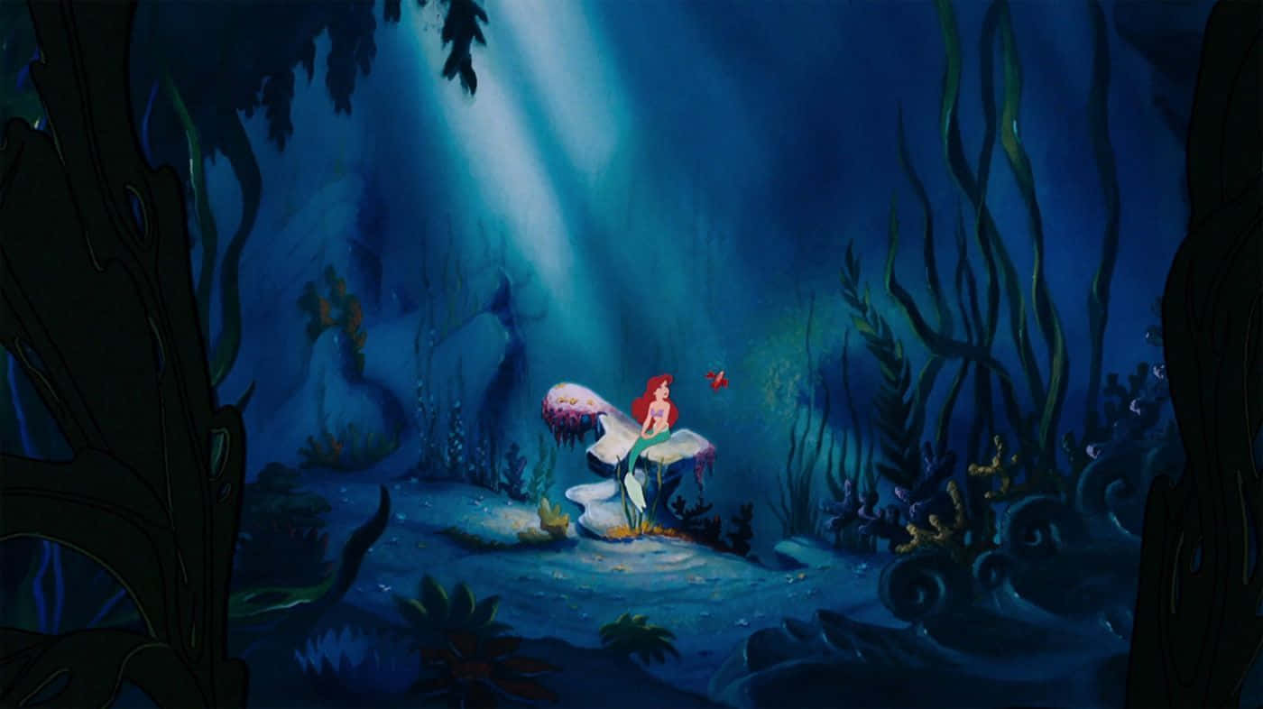 美人魚 桌布 壁紙 — 美人魚艾莉爾獨自坐在陽光照耀的水下森林中的珊瑚架上，一條小紅魚在附近游動。