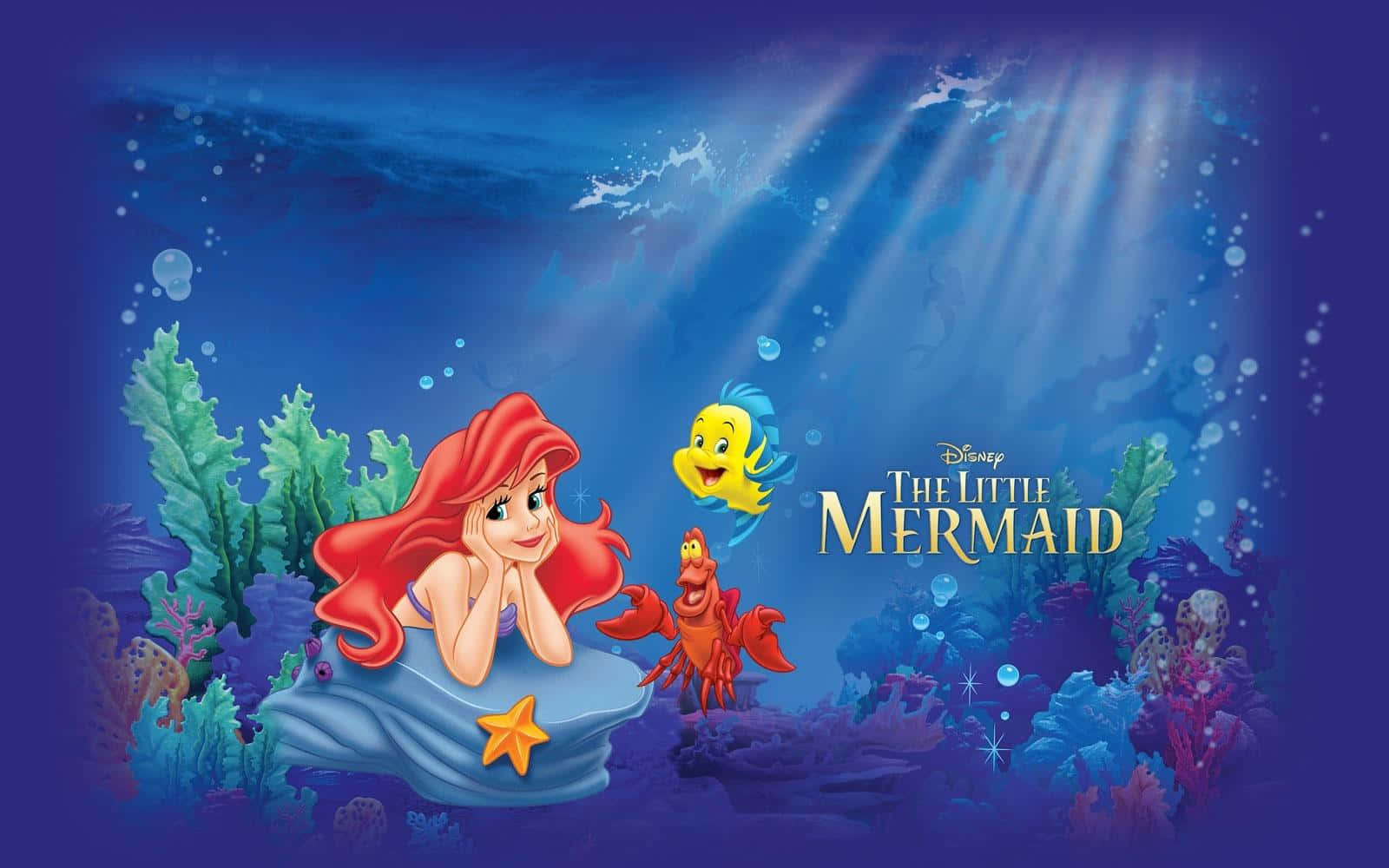 little mermaid 桌布 壁紙 — 美人魚艾莉爾與塞巴斯丁和小比目魚在陽光照射的水底場景中，在岩石上休息。