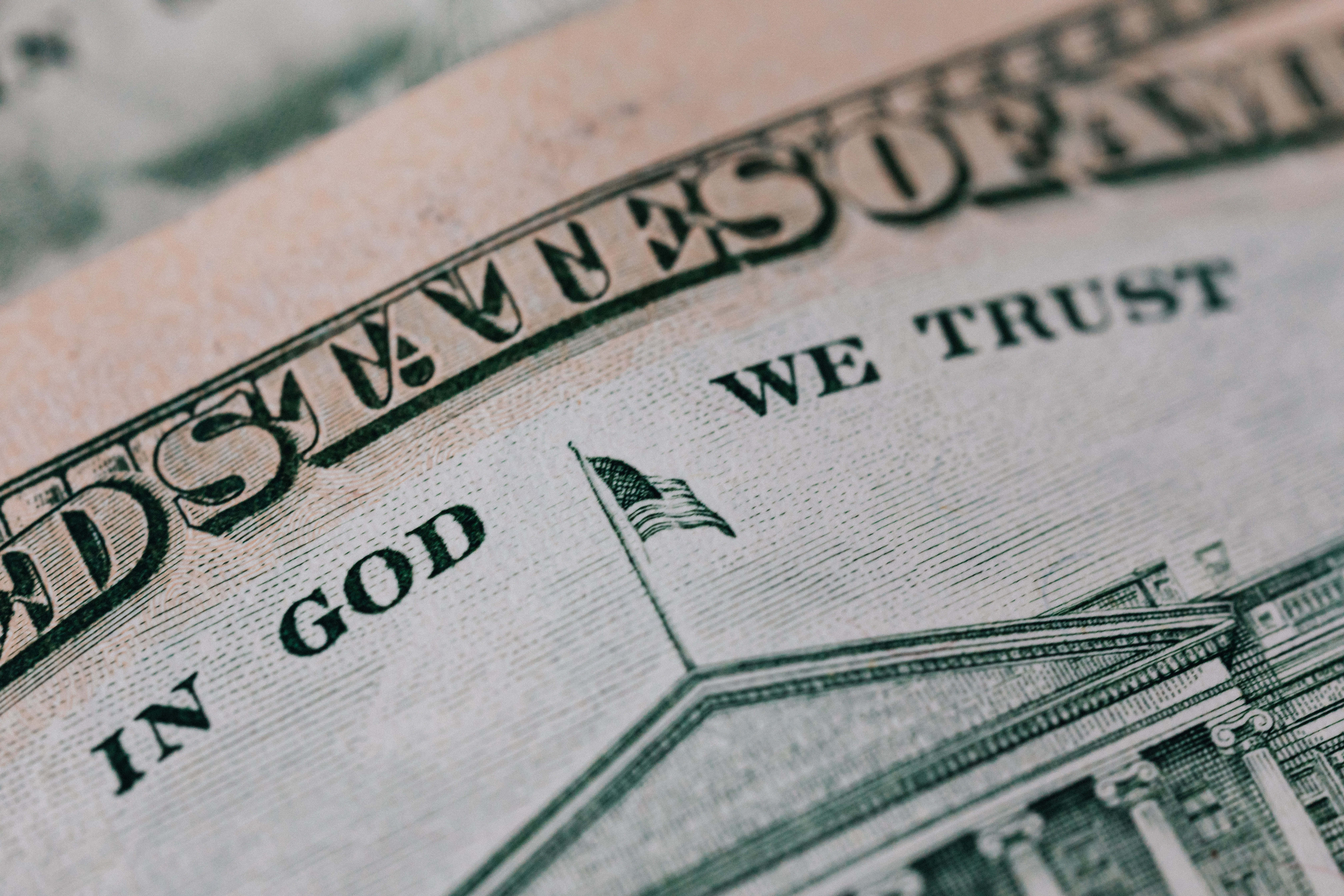 United States 桌布 壁紙 — 美元鈔票文字特寫，顯示「IN GOD WE TRUST」及帶有細緻雕刻的美國國旗。