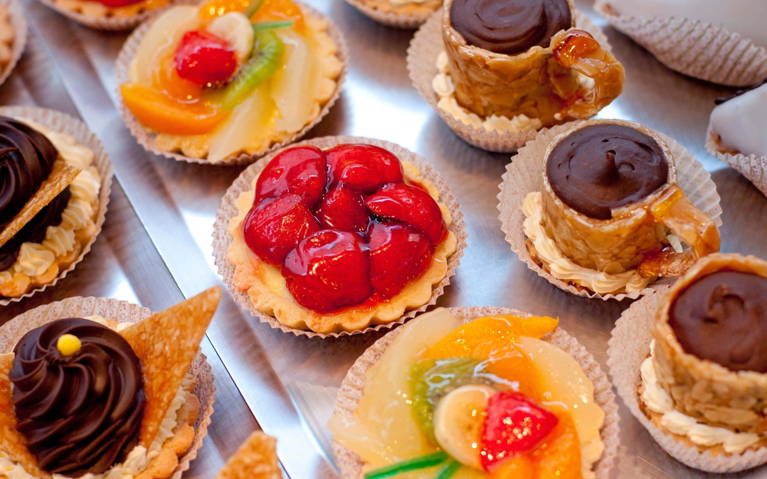 Pastry 桌布 壁紙 — 美味的綜合水果和巧克力塔擺放在一個閃亮的金屬托盤上。