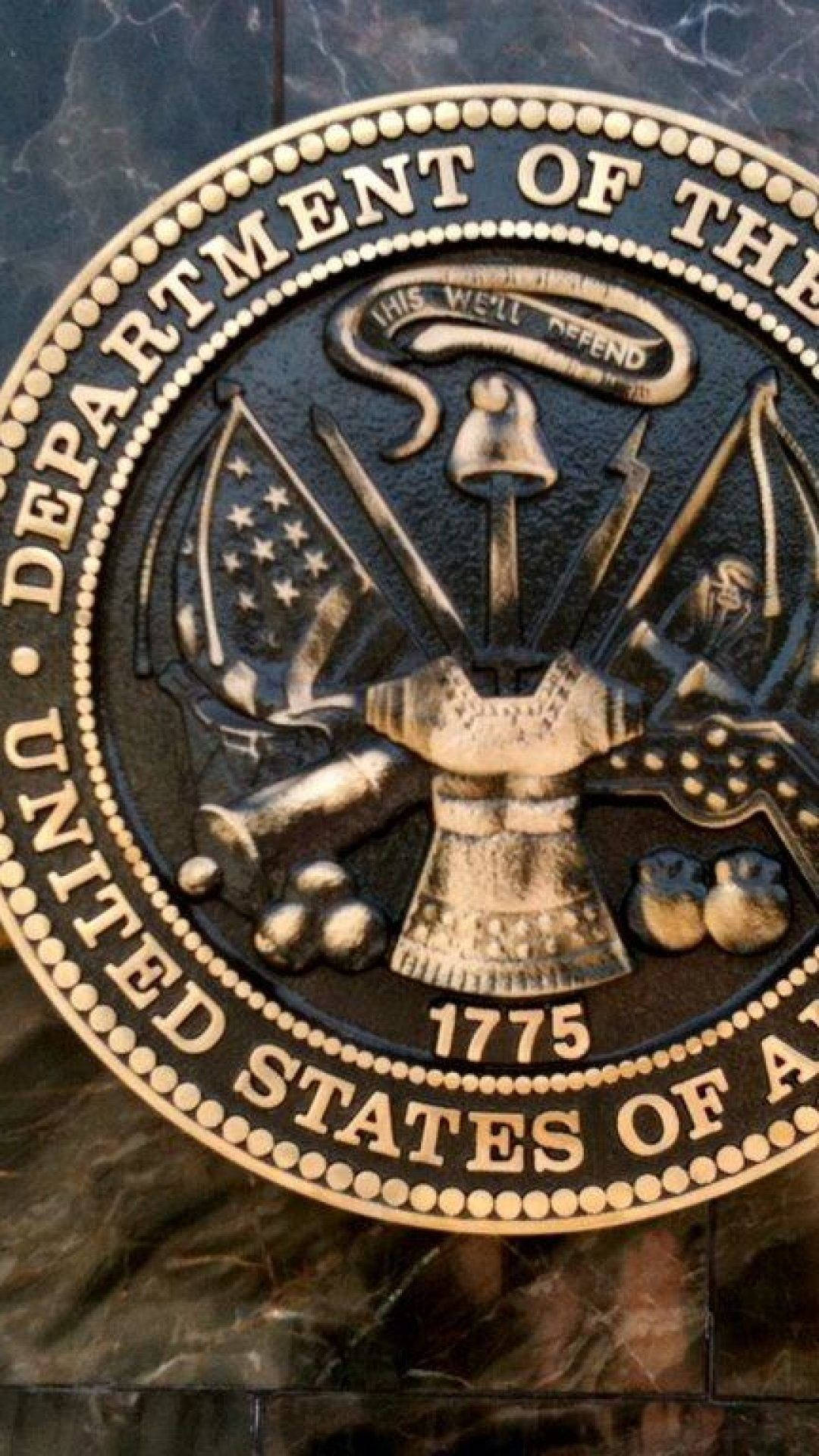 US 桌布 壁紙 — 美國國務院印章近距離特寫，以金色雕刻在深色大理石上。