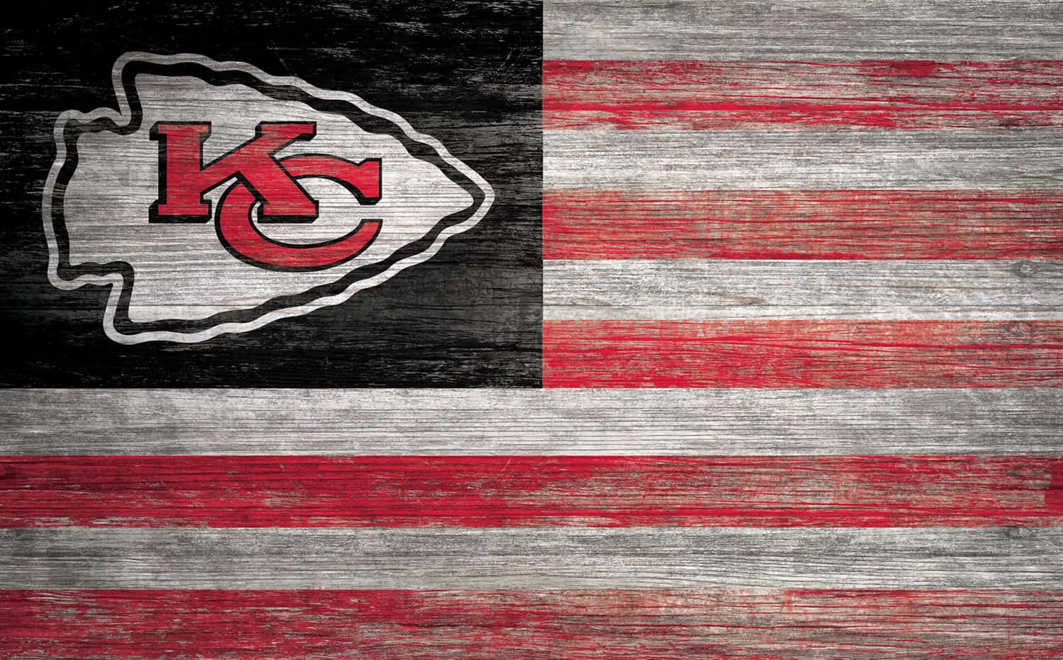 Kansas City Chiefs 4K 桌布 壁紙 — 美國國旗，以堪薩斯城酋長隊標誌取代左上角，置於風化木板上。