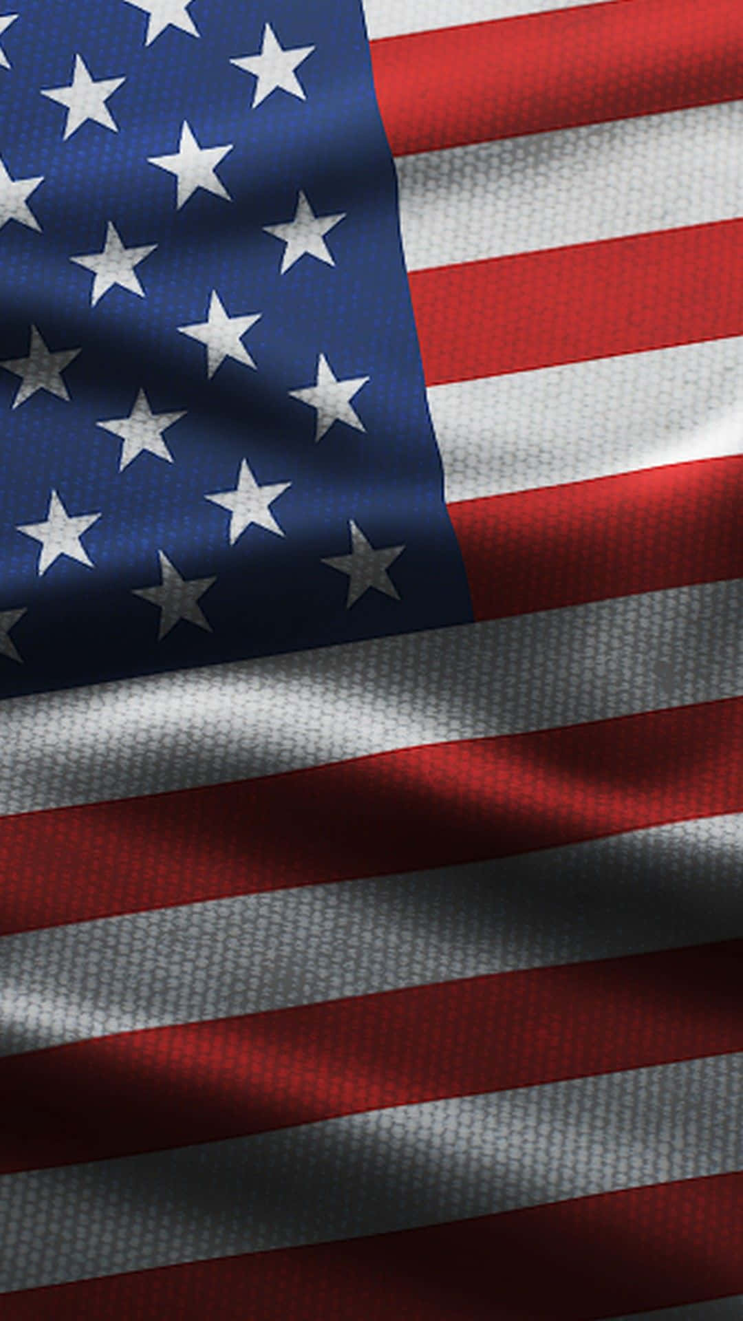 USA iPhone 桌布 壁紙 — 美國國旗，紅、白、藍三色星星和條紋隨風飄揚，帶有布料質感。