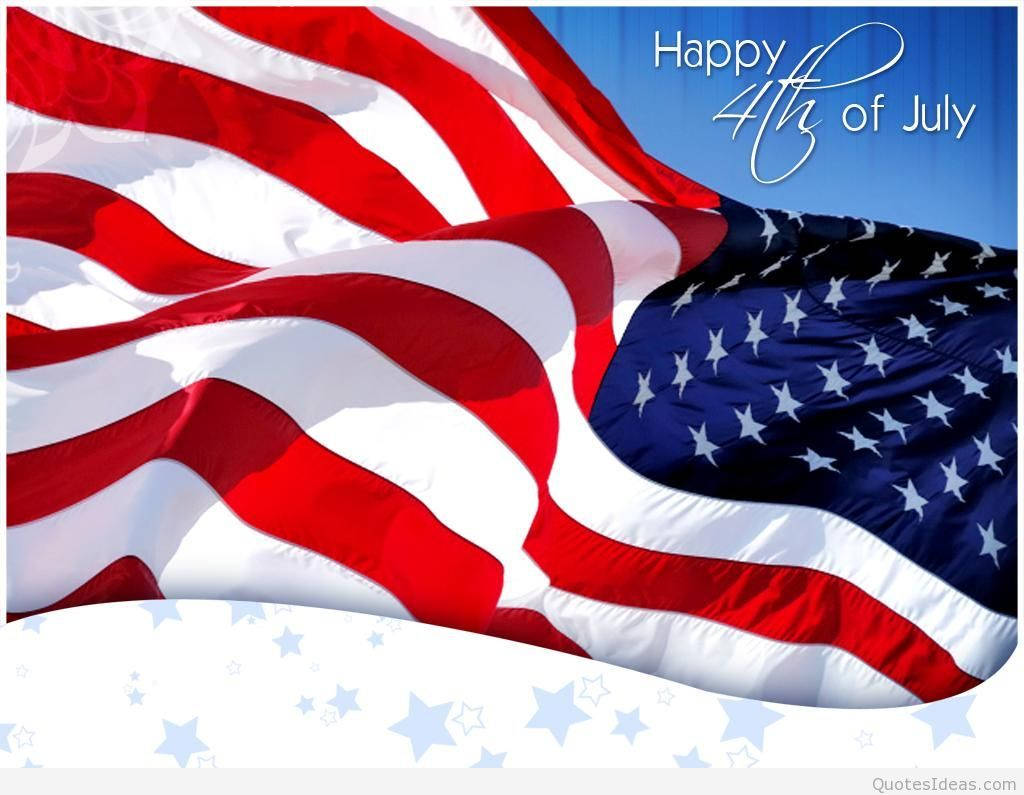 4th Of July 桌布 壁紙 — 美國國旗在晴朗的藍天下動態飄揚，並以白色字體寫上「Happy 4th of July」。