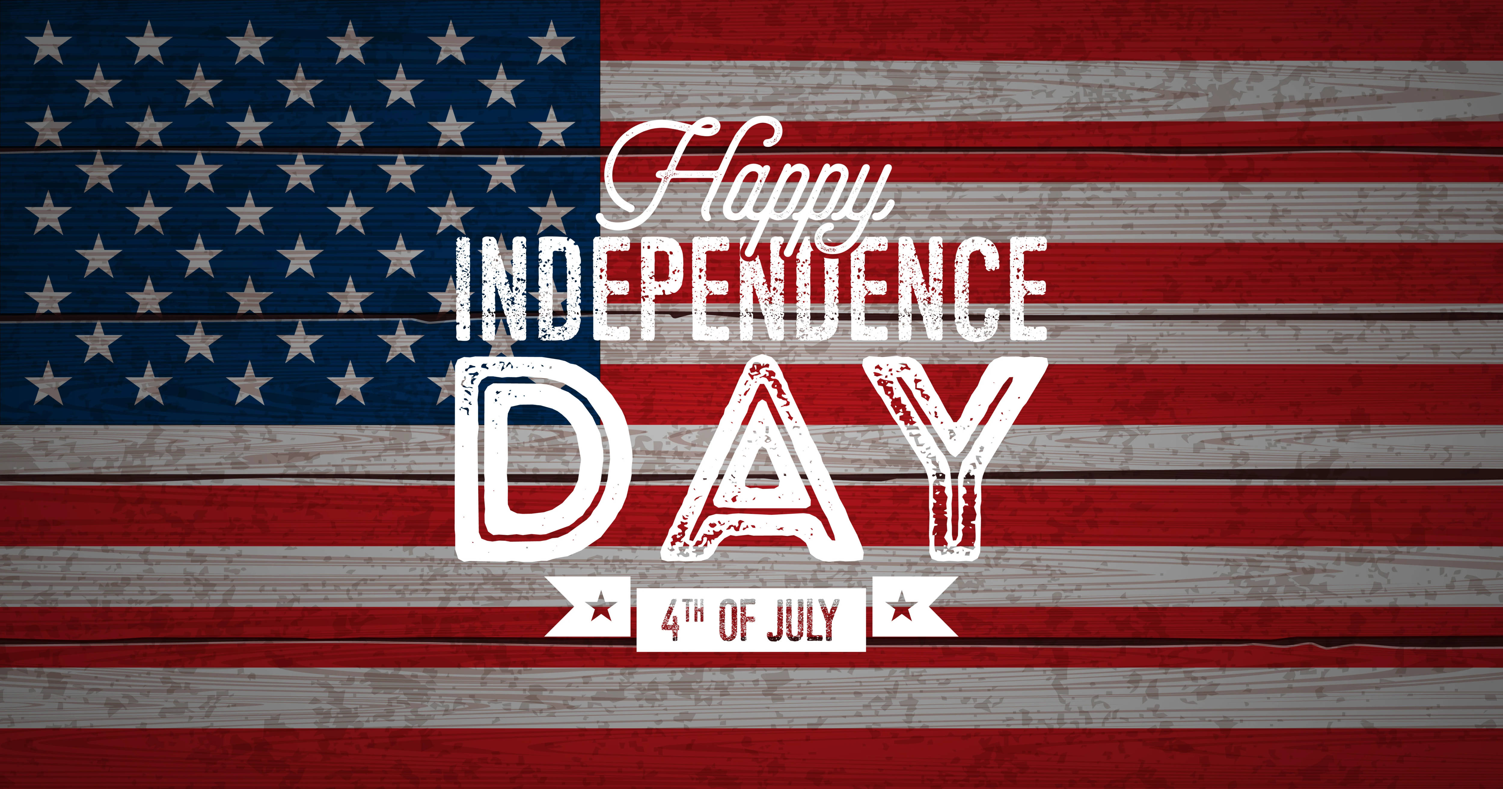 Independence 桌布 壁紙 — 美國國旗在風化的木板上，以粗體白色文字慶祝7月4日獨立日。