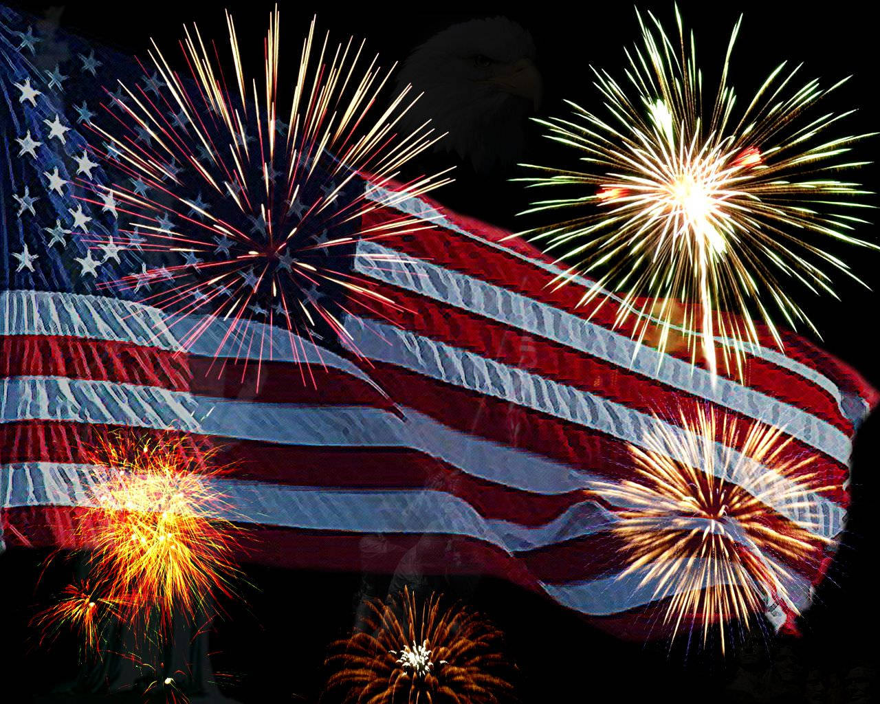 4th Of July 桌布 壁紙 — 美國國旗在黑暗夜空中綻放的鮮豔煙火後面飄揚。
