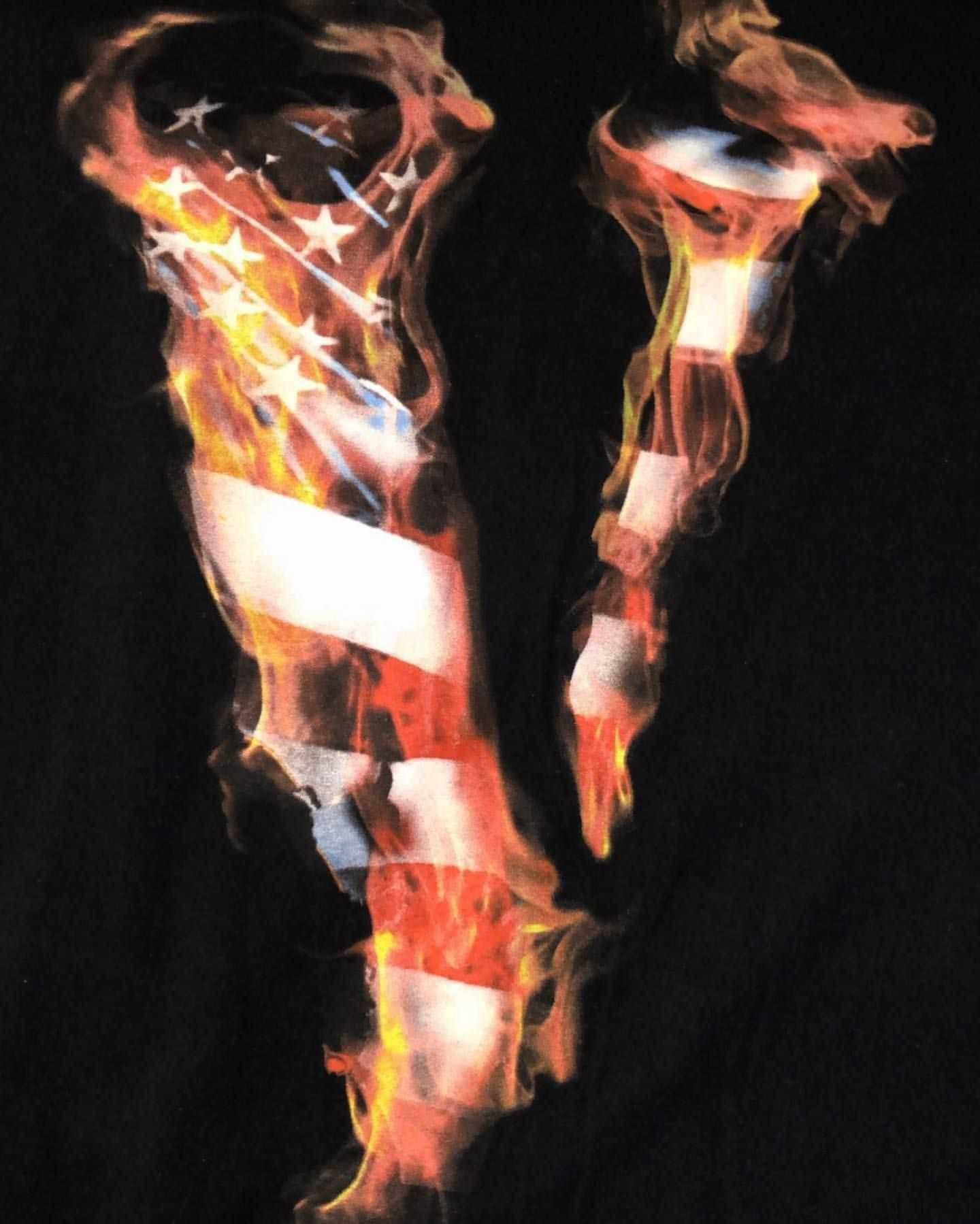 Vlone 桌布 壁紙 — 美國國旗在黑色背景上燃燒，伴隨著旋轉的煙霧和發光的餘燼。