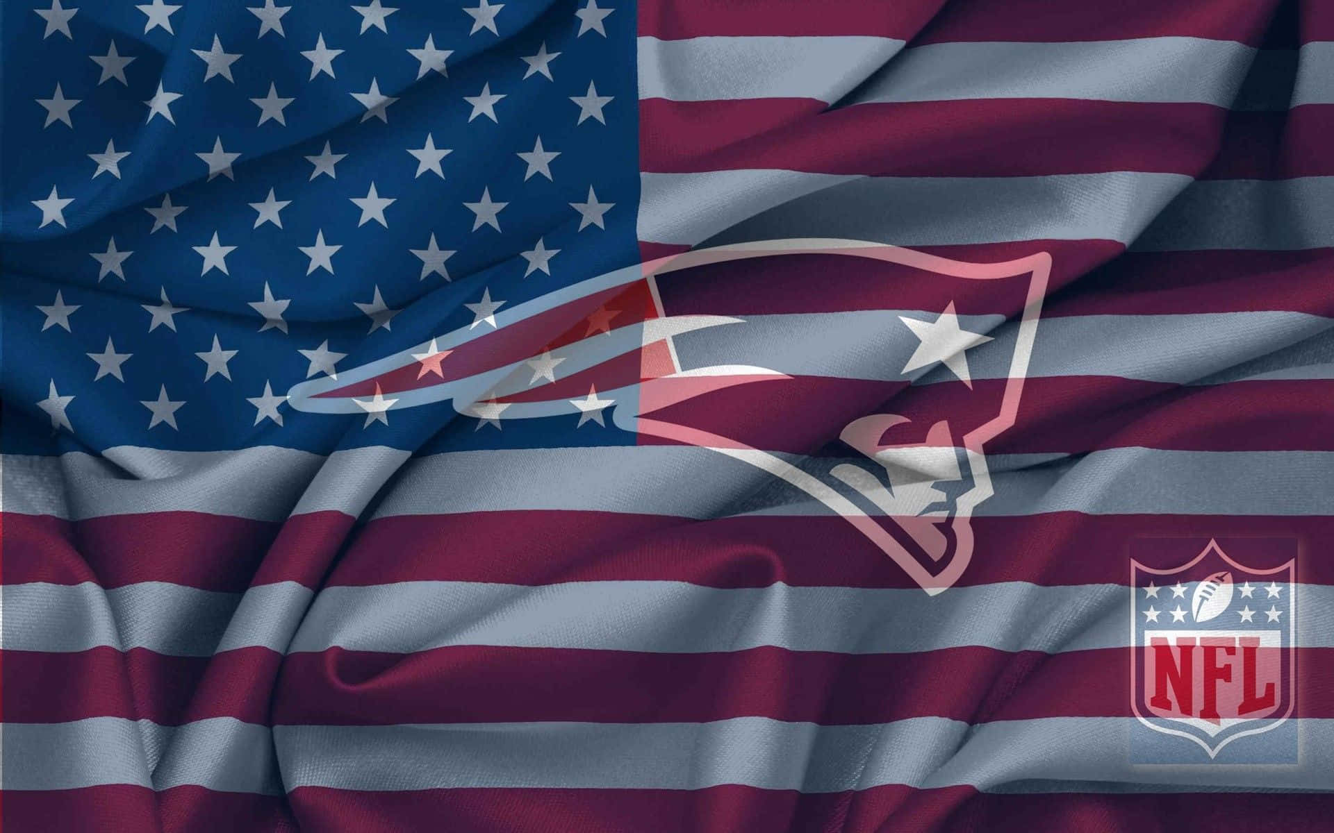 Patriots 桌布 壁紙 — 美國國旗布料飄揚，上面疊加新英格蘭愛國者隊標誌和NFL盾牌徽章。