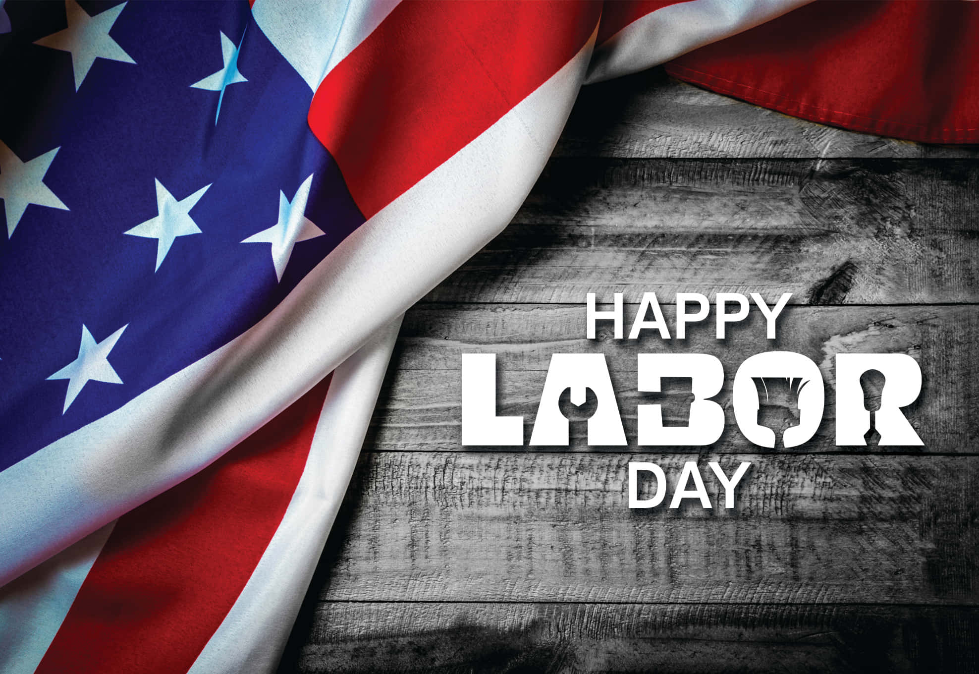 勞動節 桌布 壁紙 — 美國國旗披在風化的木板上，帶有粗體白色「HAPPY LABOR DAY」文字及工具圖示。