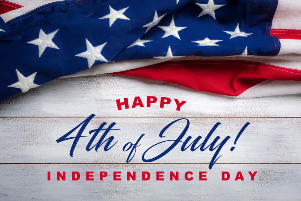 Happy Fourth Of July 桌布 壁紙 — 美國國旗披在風化的白色木板上，帶有慶祝獨立日的紅、藍、白色文字。