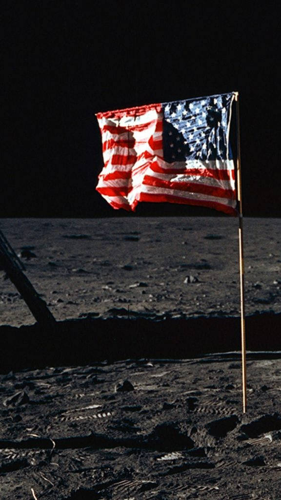 American Flag iPhone 桌布 壁紙 — 美國國旗插在月球表面，布料皺褶，背景為黑色天空和灰色月壤。