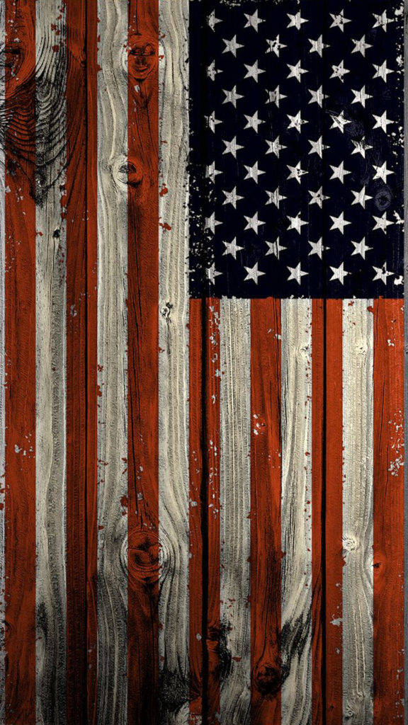 American Flag iPhone 桌布 壁紙 — 美國國旗繪在風化的木板上，紅、白、藍油漆剝落，露出木紋。