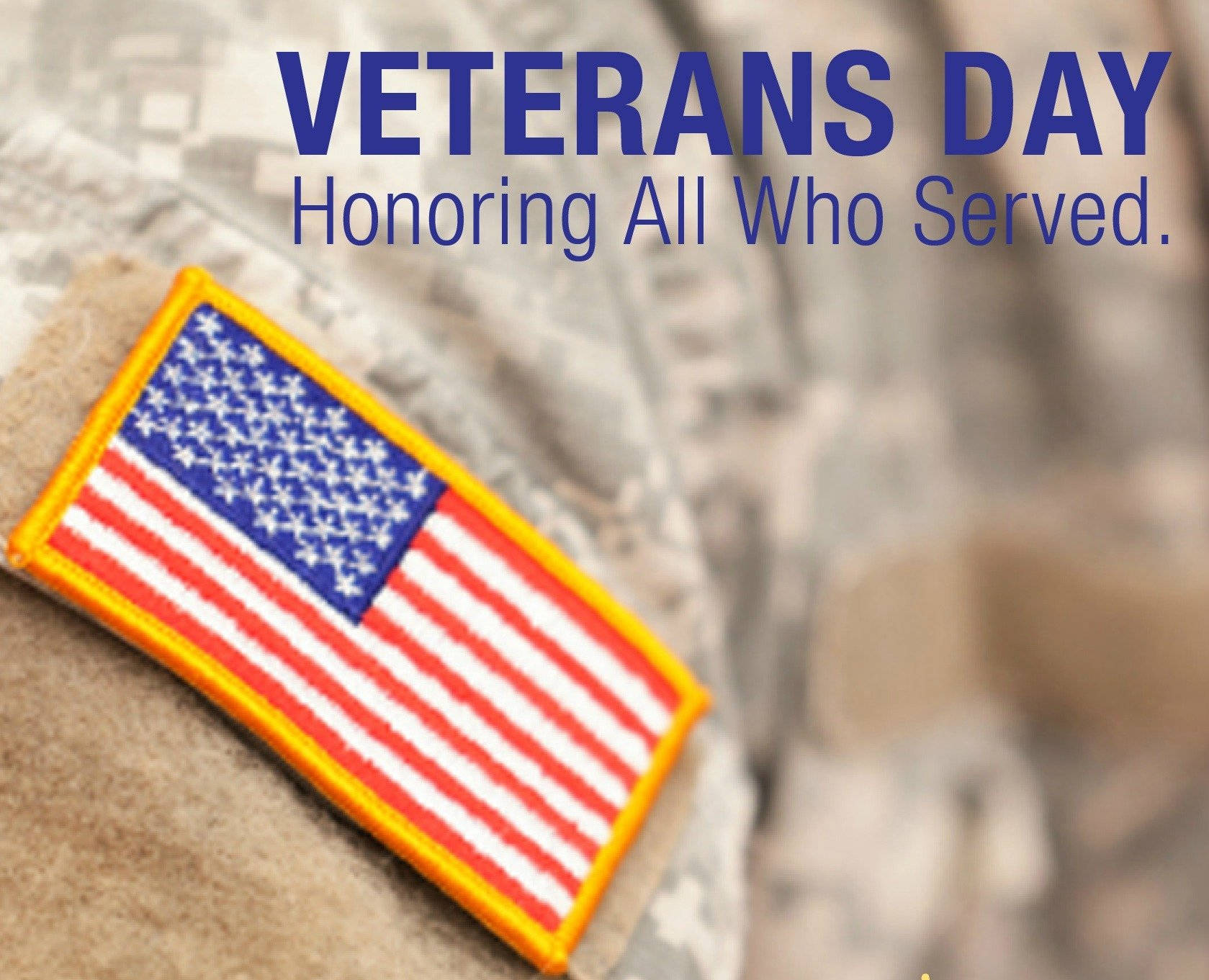 Veterans 桌布 壁紙 — 美國國旗臂章近距離特寫，位於迷彩制服上，附有文字「VETERANS DAY Honoring All Who Served」。