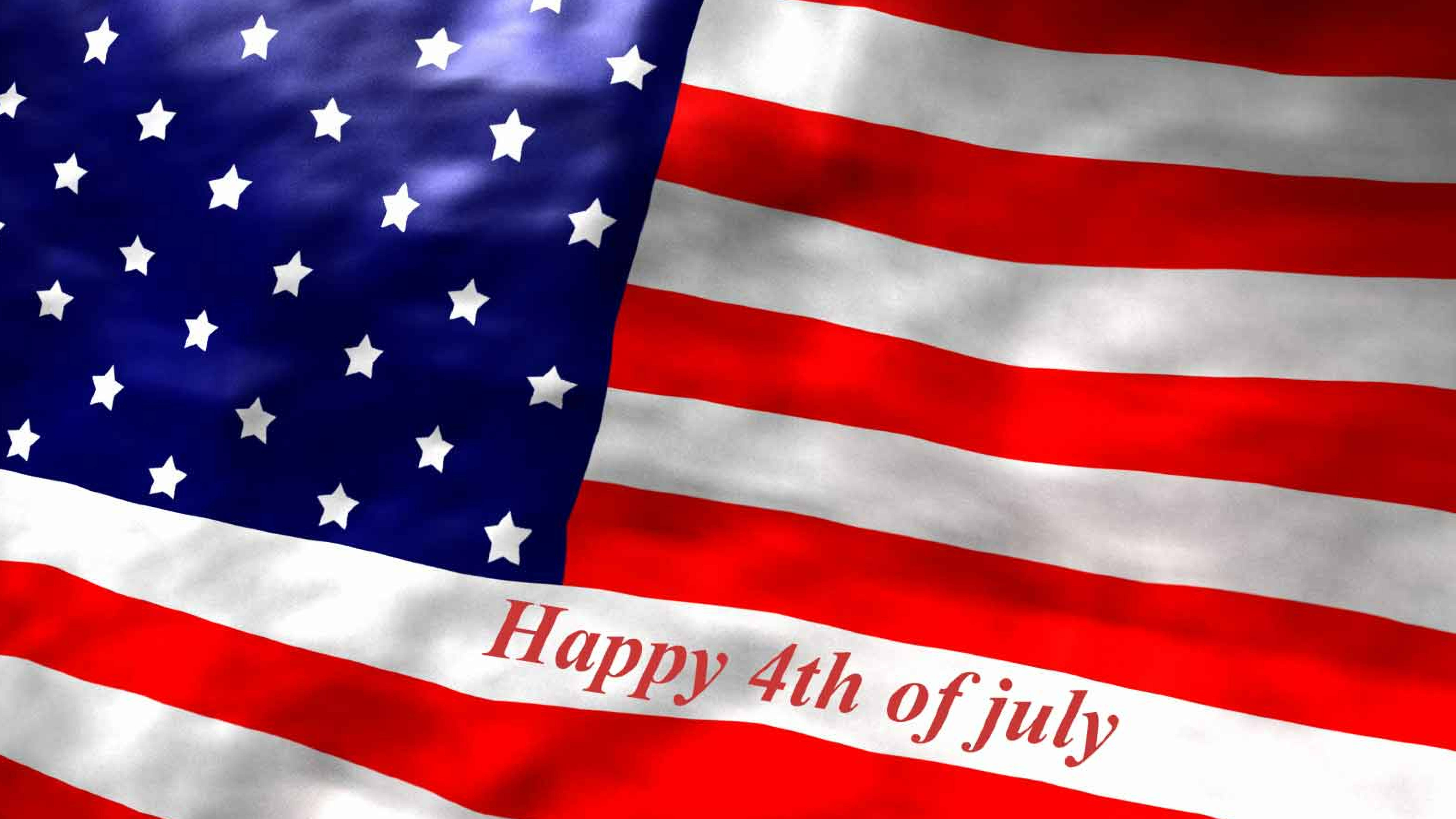 4th Of July 桌布 壁紙 — 美國國旗自豪地飄揚，紅色條紋上帶有 'Happy 4th of July' 文字，呈現節日愛國展示。