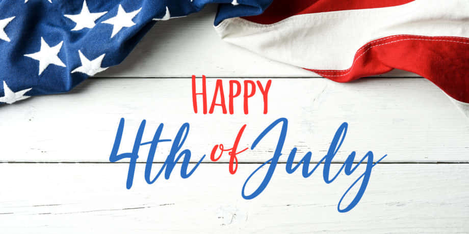 Happy Fourth Of July 桌布 壁紙 — 美國國旗覆蓋在白色木板上，並有紅色和藍色的 'Happy 4th of July' 文字。