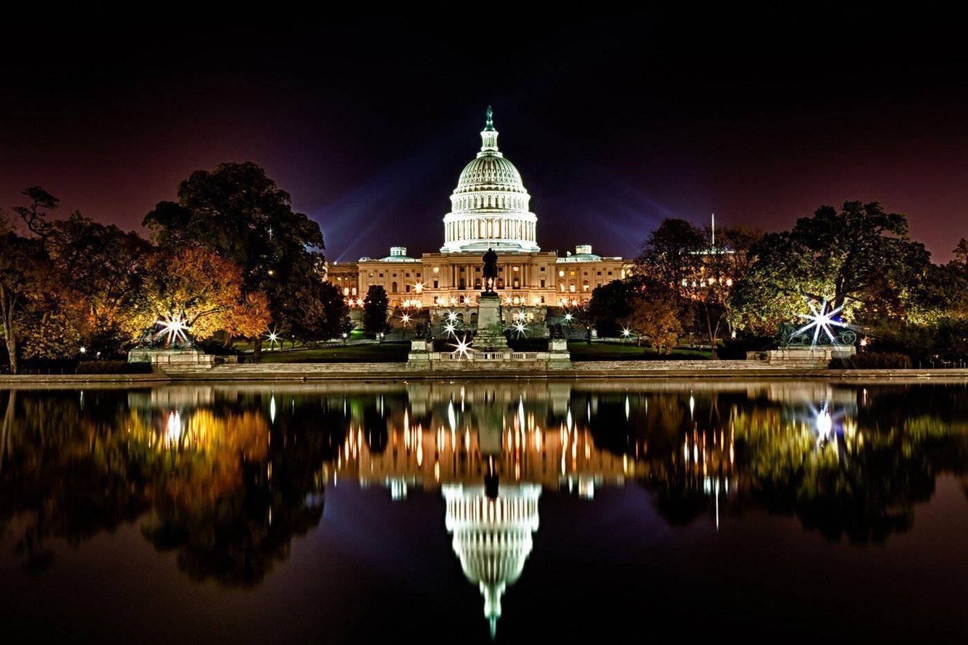 Washington 桌布 壁紙 — 美國國會大廈在夜間閃耀奪目，其圓頂和燈光完美地倒映在倒影池平靜的水面上。