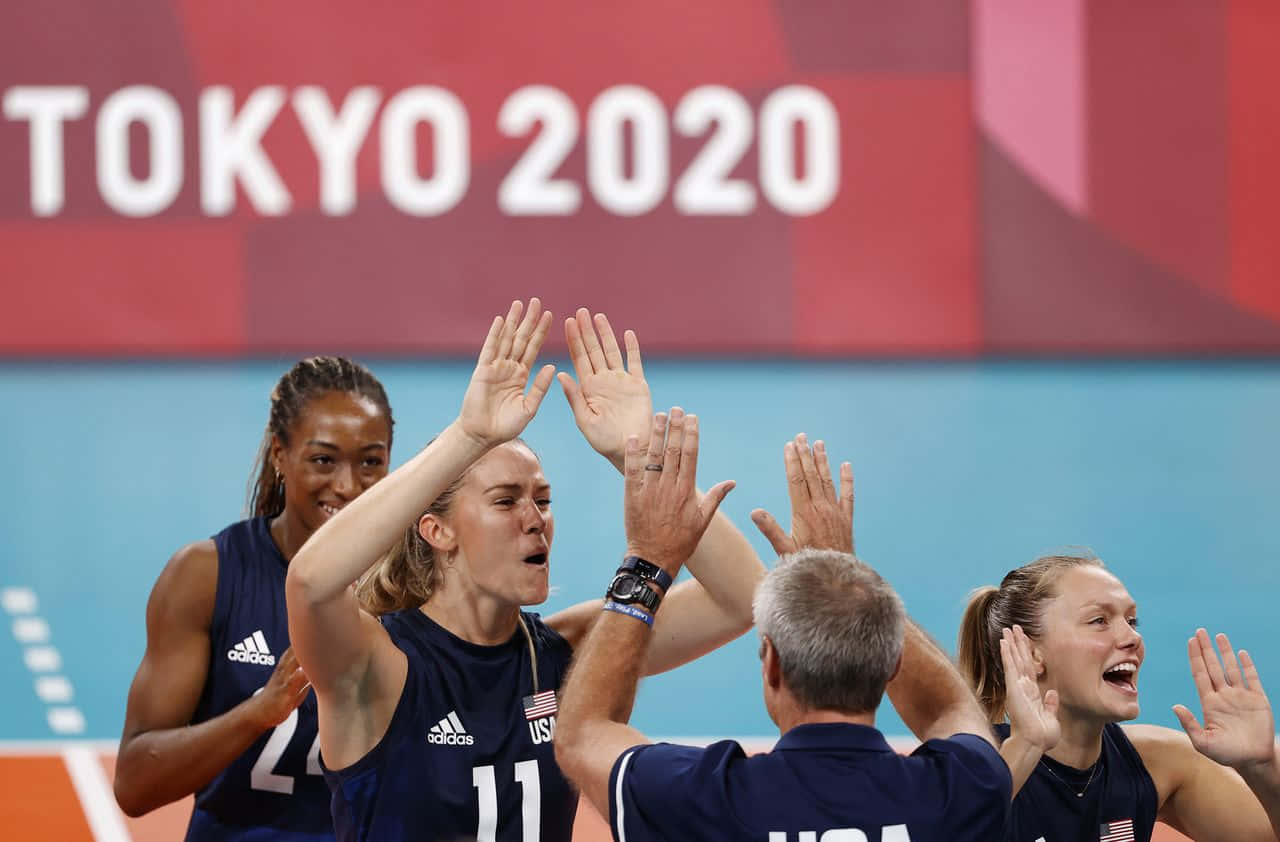Olympics 桌布 壁紙 — 美國排球隊在東京2020奧運會比賽中於充滿活力的場館內擊掌慶祝。