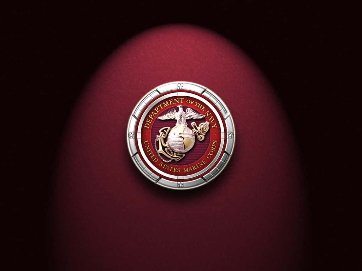 Marine Corps 桌布 壁紙 — 美國海軍陸戰隊徽章在深紅色紋理表面上，於聚光燈下閃耀，背景為深色。