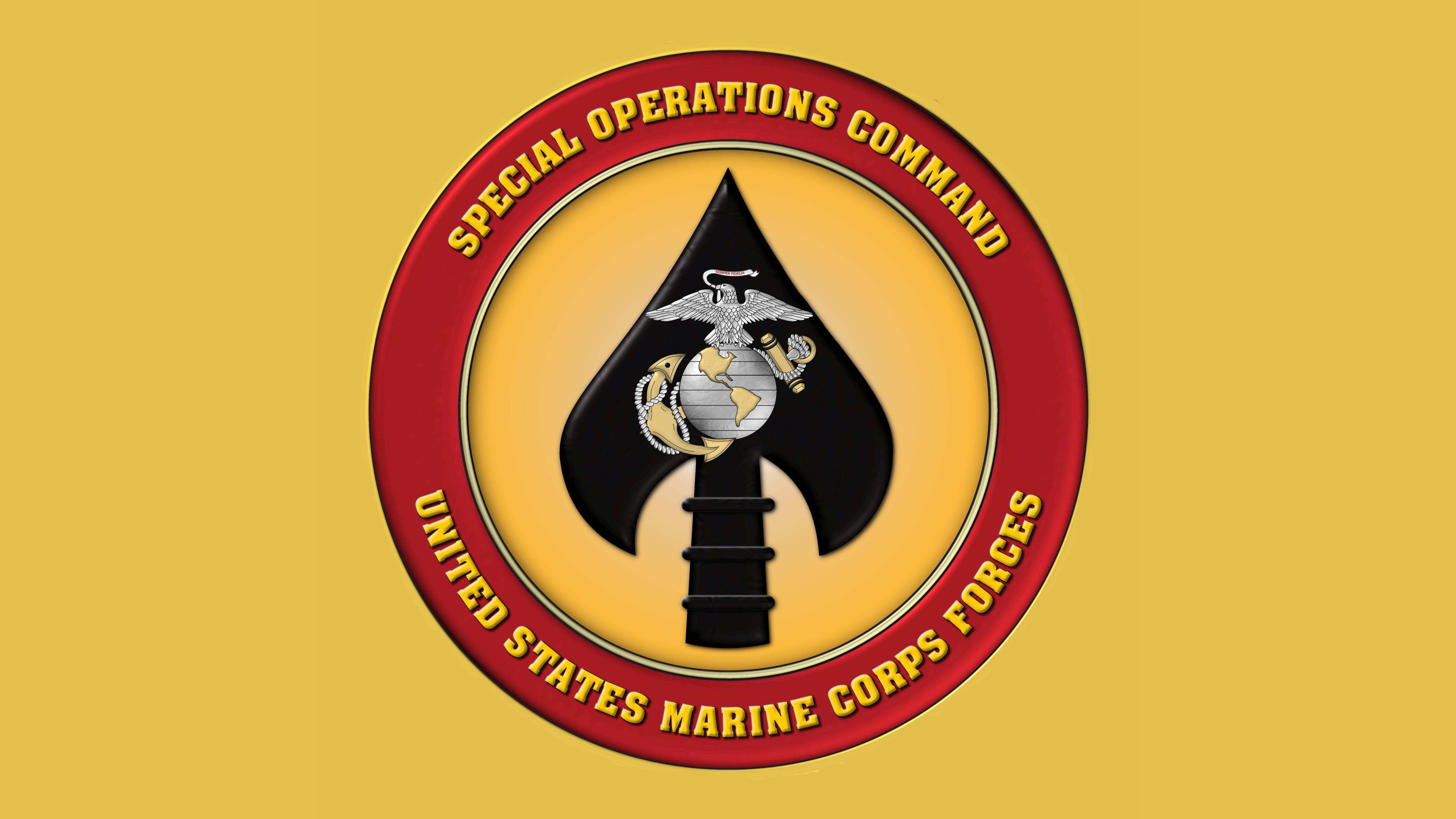 Marine 桌布 壁紙 — 美國海軍陸戰隊特種作戰司令部的一個大膽標誌，以黑色矛頭、地球和鷹為特色，背景為黃色。