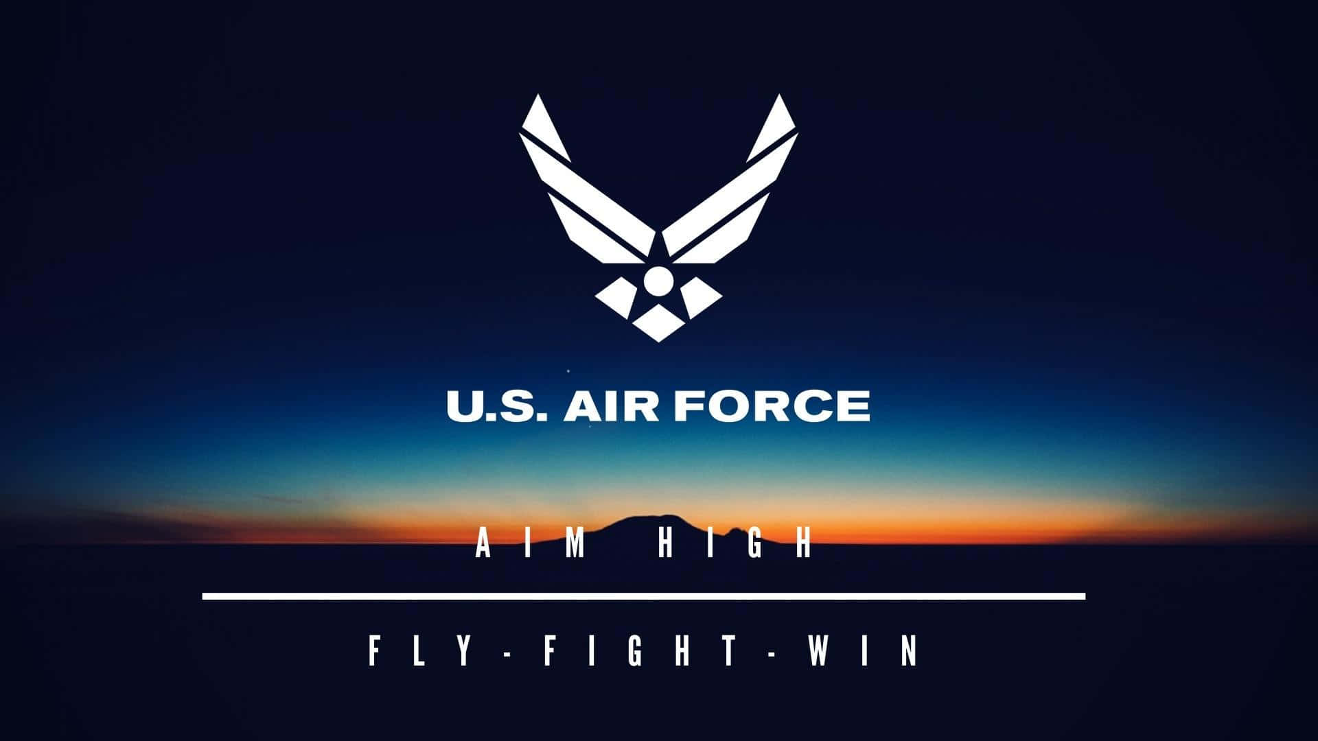 Air Force 桌布 壁紙 — 美國空軍徽章在帶有橙色地平線和深藍色漸變的暮色天空中發出白色光芒。