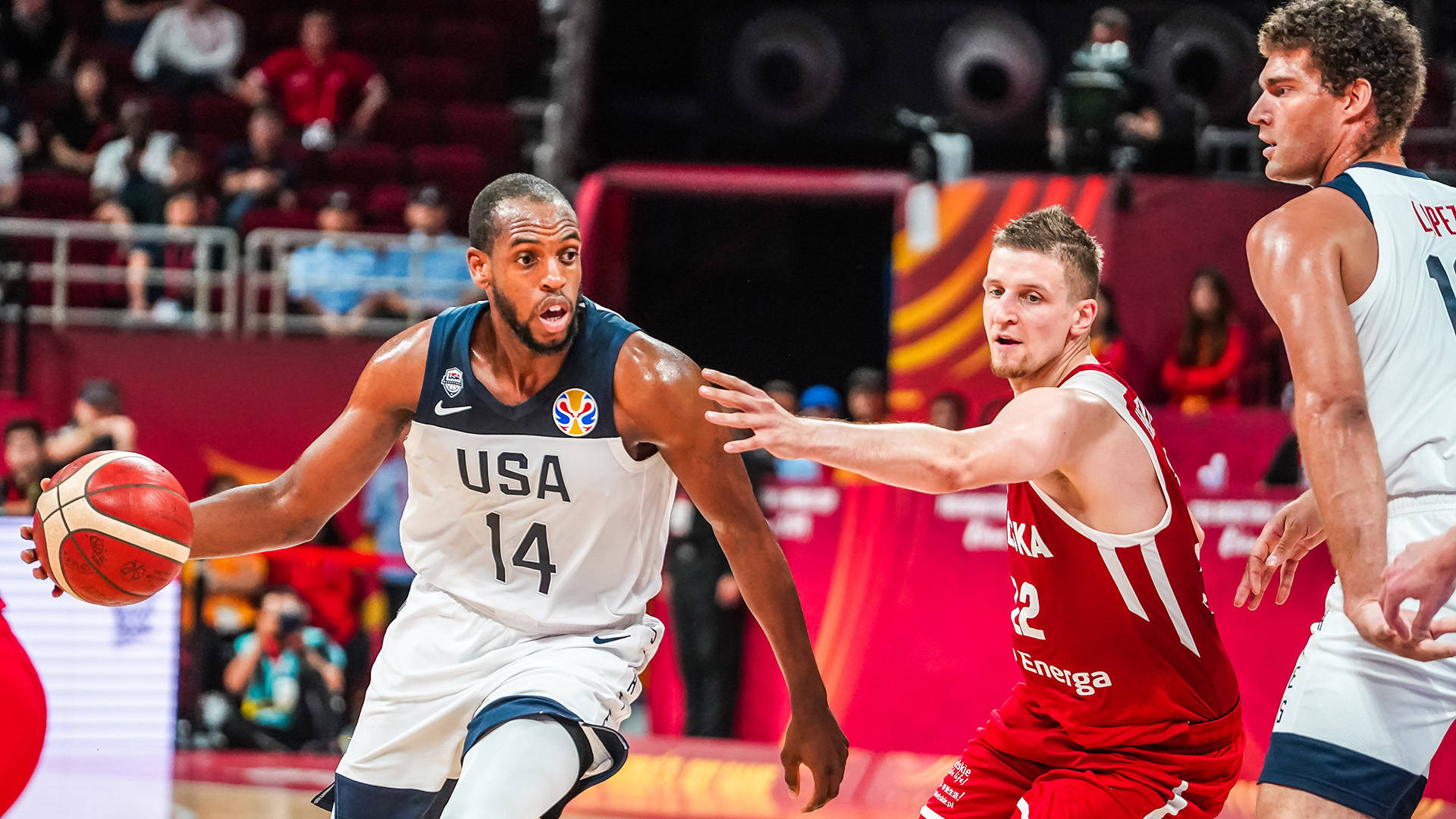 Khris Middleton 桌布 壁紙 — 美國籃球運動員14號在激烈的比賽中運球，同時被一名紅色球衣的對手緊密防守。