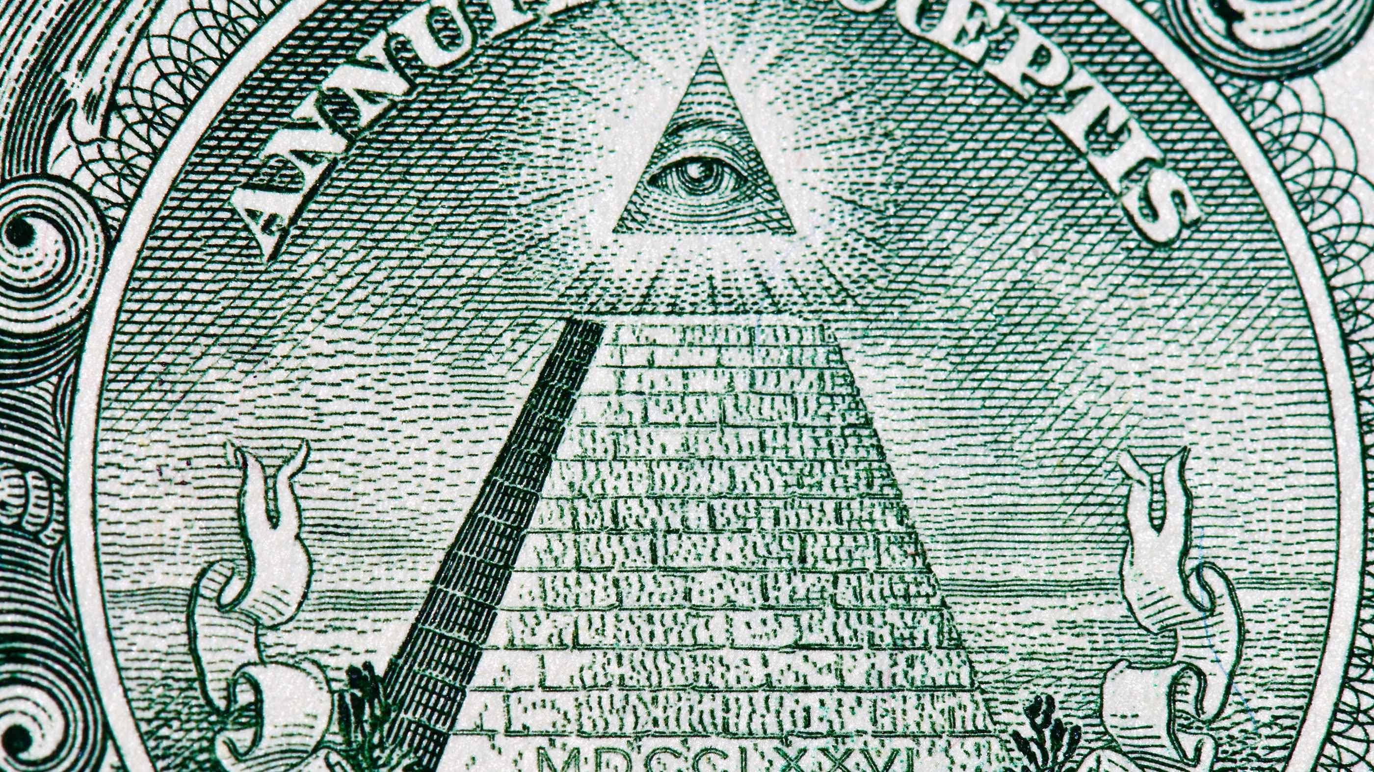 illuminati 桌布 壁紙 — 美國美元鈔票上的普羅維登斯之眼特寫，有金字塔和拉丁文綠色墨水文字。