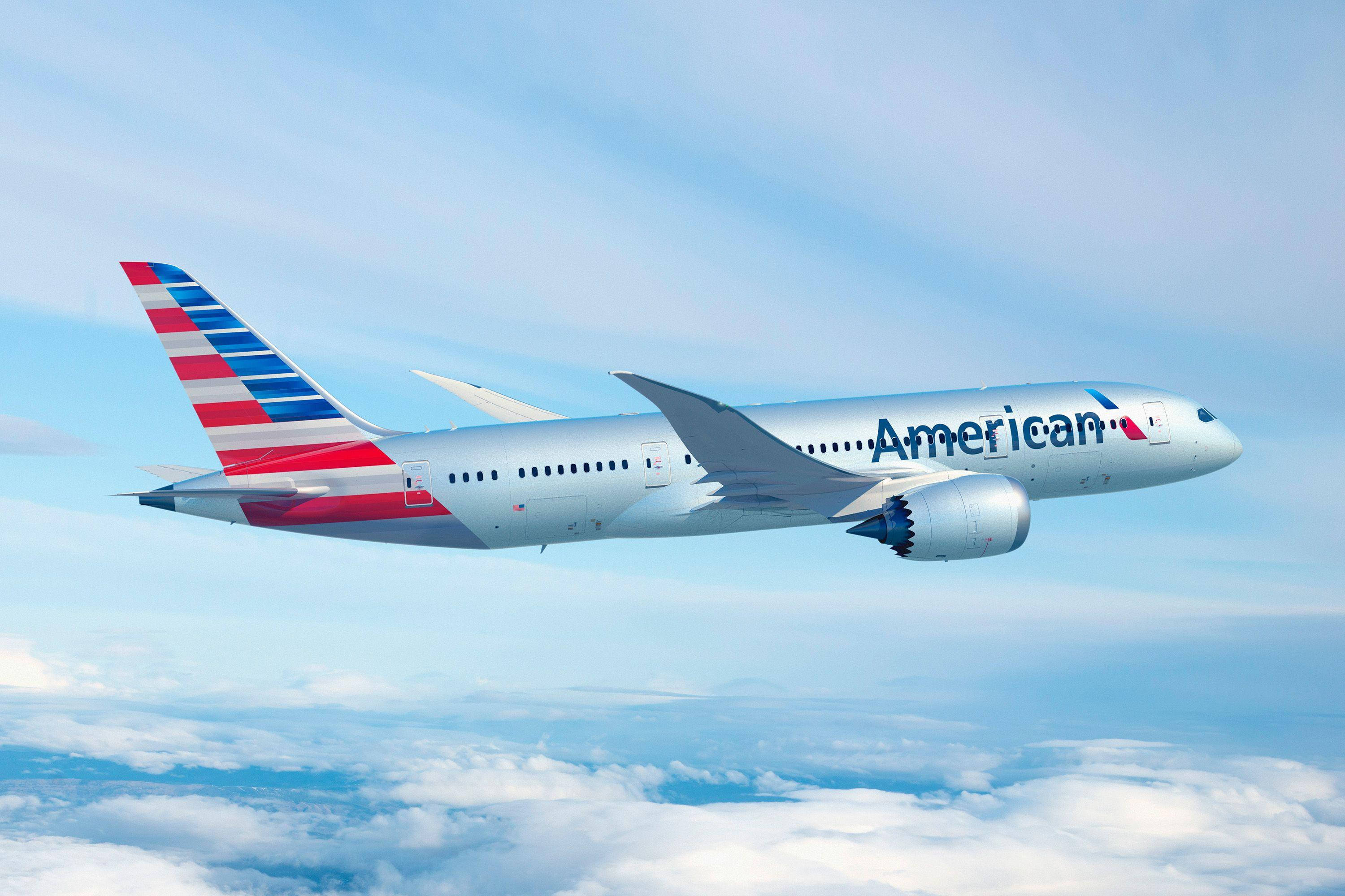 Airlines 桌布 壁紙 — 美國航空噴射機在晴朗藍天下優雅地翱翔於蓬鬆白雲之上。