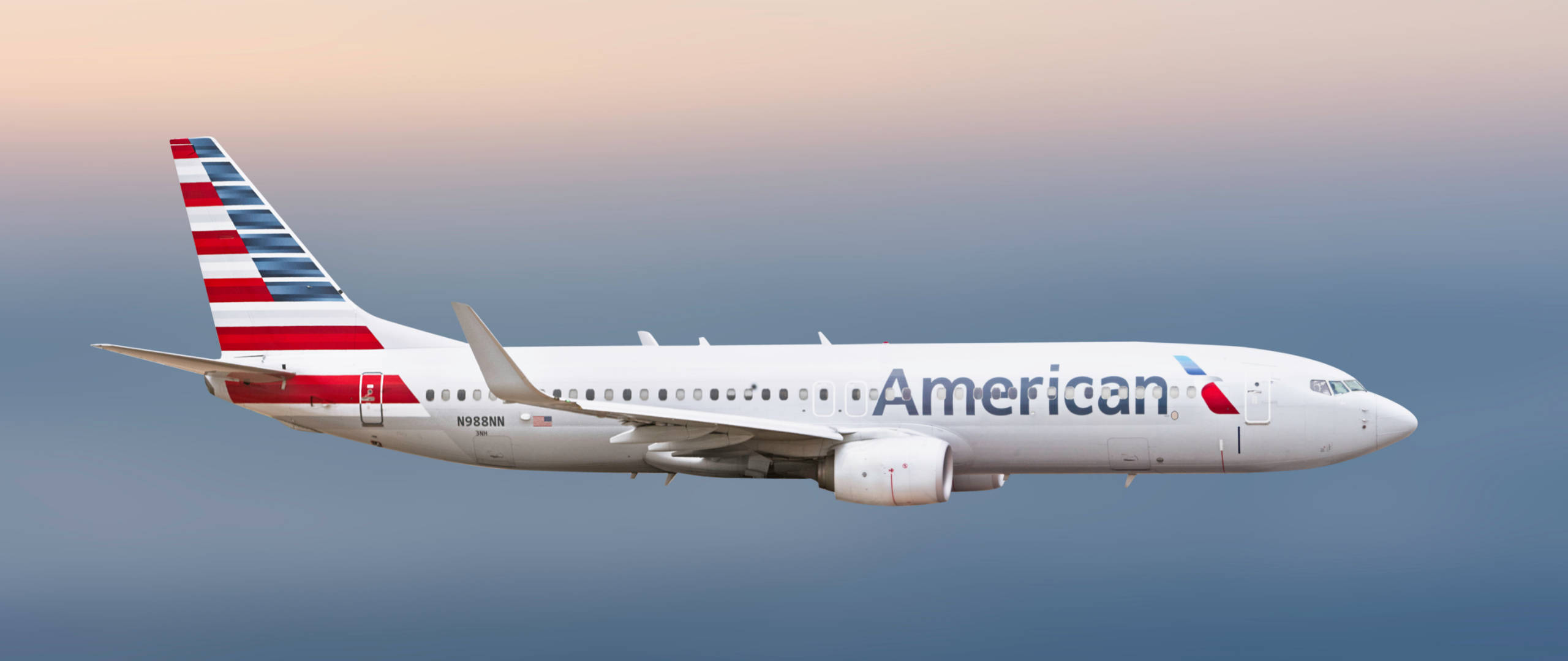 Airlines 桌布 壁紙 — 美國航空波音737在黃昏時分，於柔和漸變的天空中優雅翱翔。