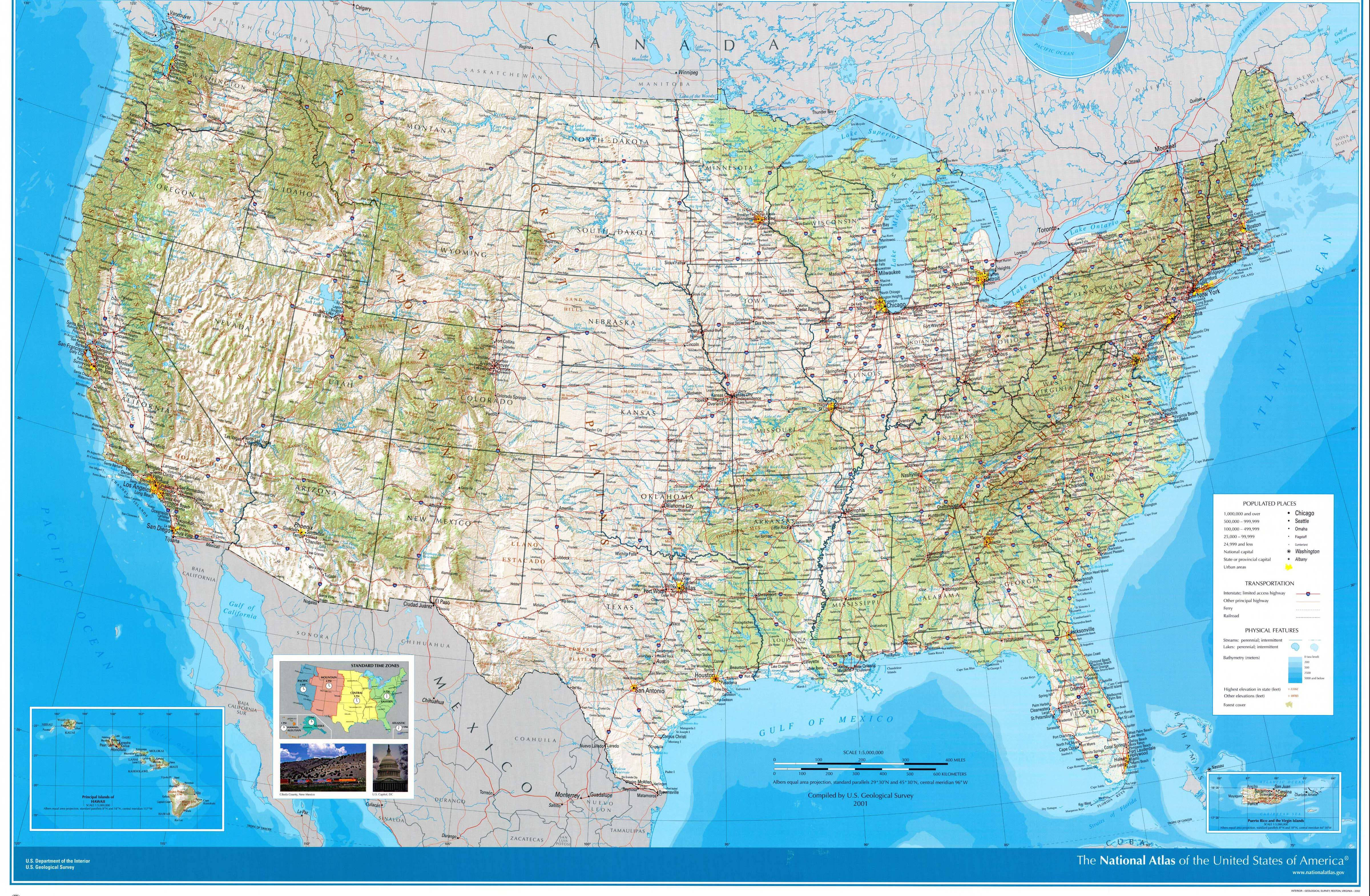 United States Map 桌布 壁紙 — 美國詳細地形圖，以大地色調顯示各州、河流、城市和地形，背景為藍色海洋。