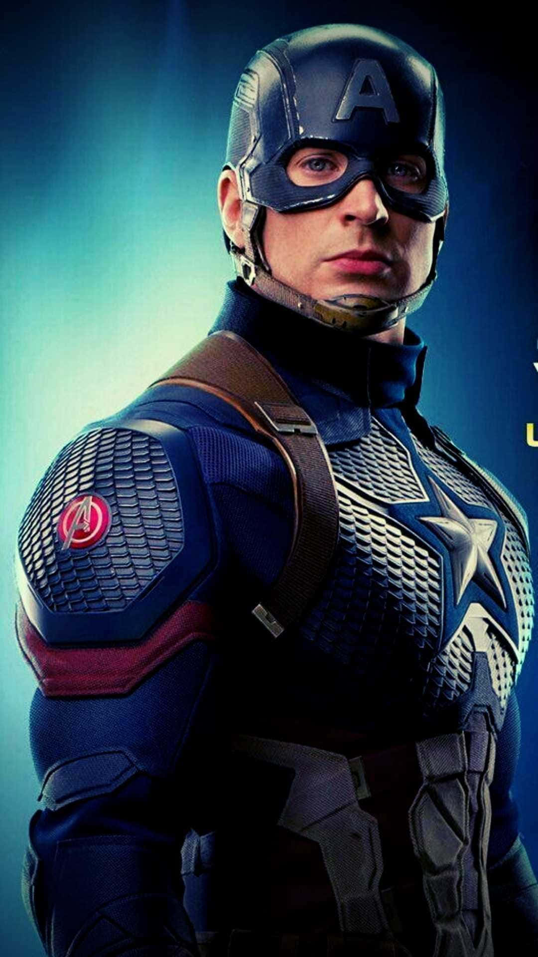 HD Captain America 桌布 壁紙 — 美國隊長以戲劇性的藍色燈光姿勢站立，身穿標誌性的星條旗服裝，配有復仇者聯盟徽章。