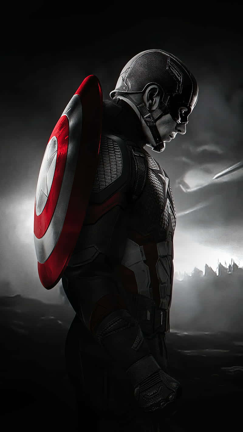Captain America Android 桌布 壁紙 — 美國隊長側身站在暴風雨的天空下，手持他標誌性的紅、白、藍盾牌。