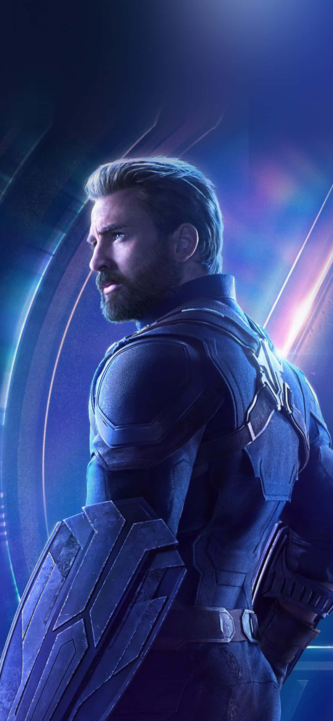 Marvel Captain America 桌布 壁紙 — 美國隊長側身站在發光的未來感藍色和紫色能量環背景前。