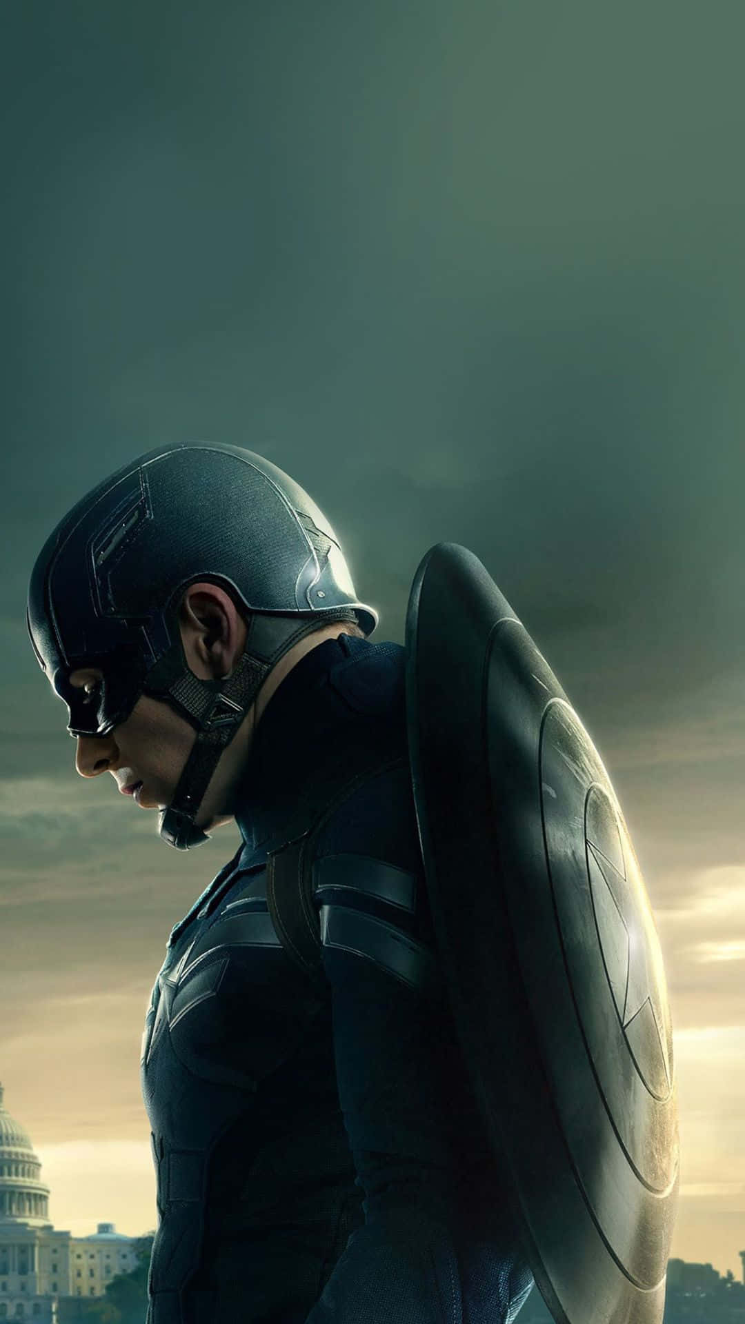 Android Marvel's Avengers 桌布 壁紙 — 美國隊長側面站立，手持盾牌，背景是戲劇性的天空和遠處的國會大廈。