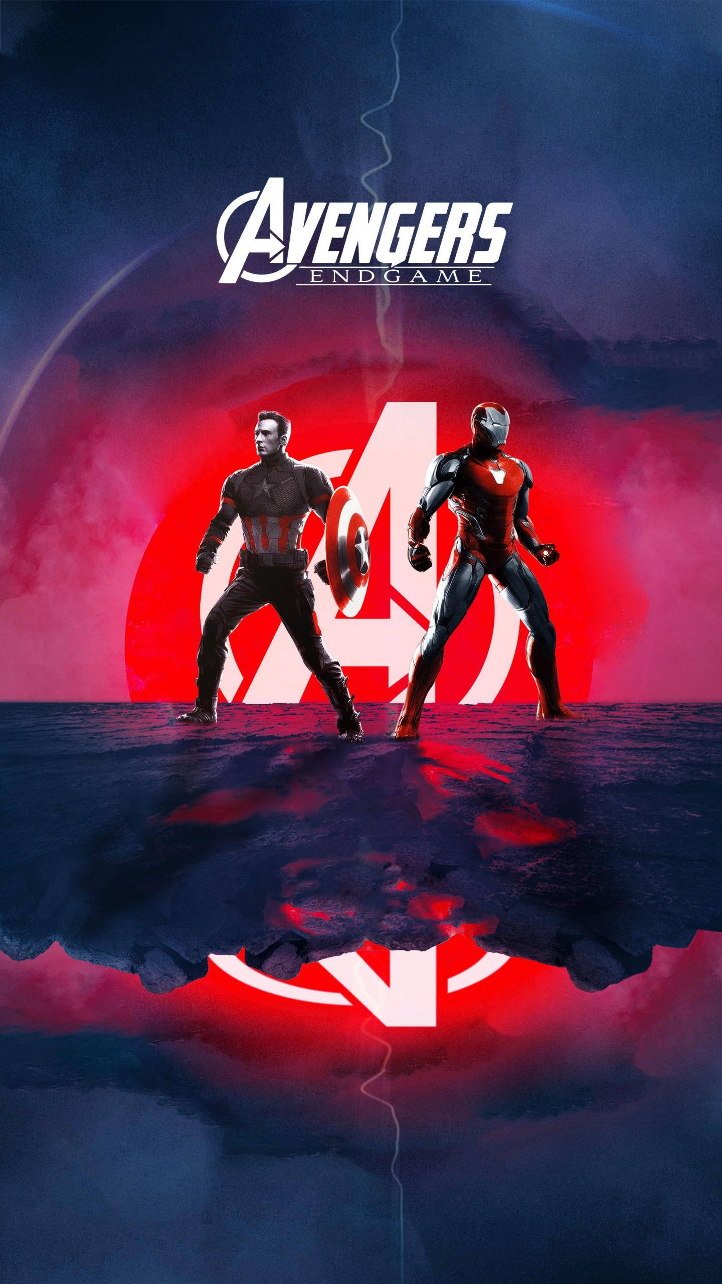 Captain America iPhone 桌布 壁紙 — 美國隊長和鋼鐵人在暴風雨的天空下英勇地站在發光的紅色復仇者聯盟標誌前。