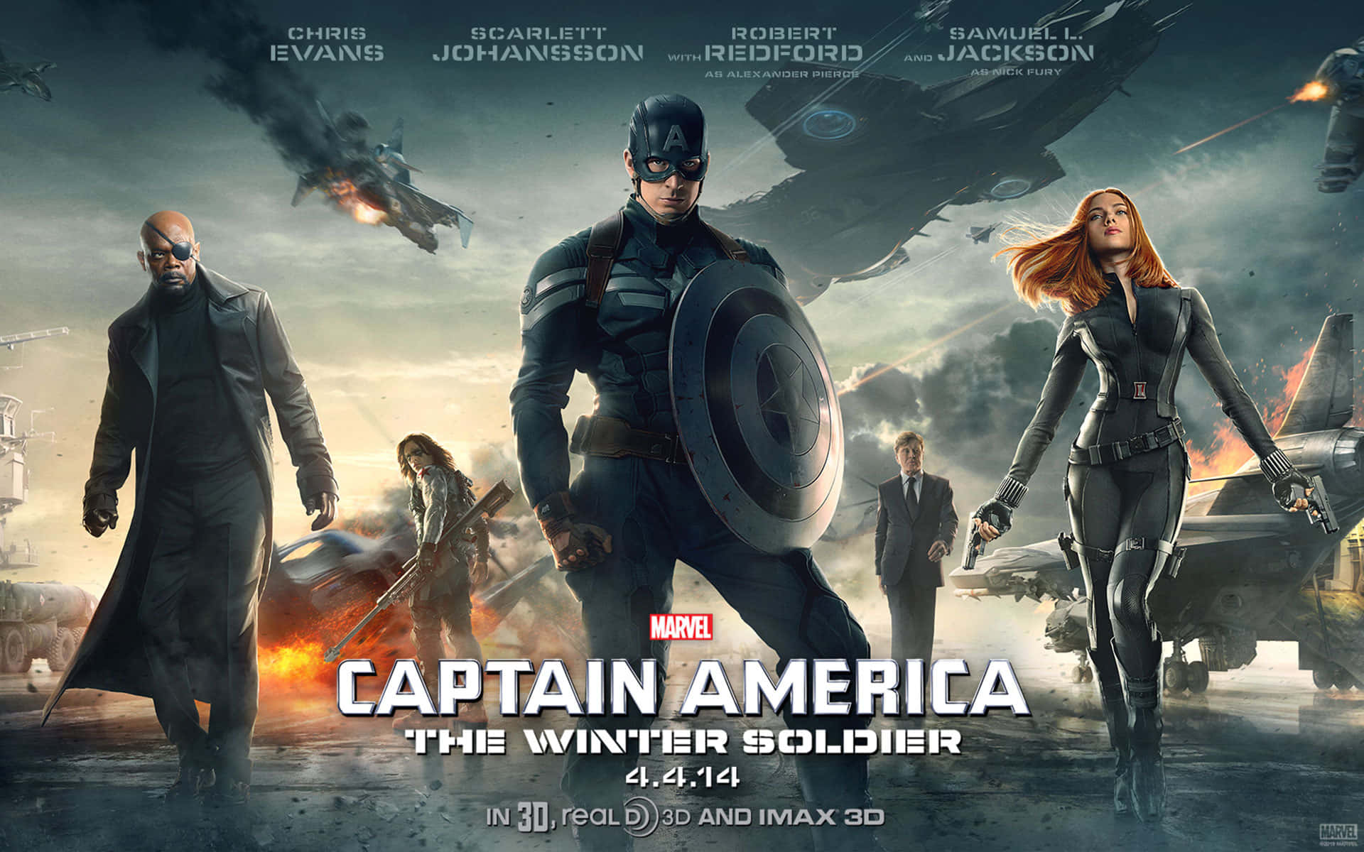 Captain America Movie 桌布 壁紙 — 美國隊長和黑寡婦在熾熱的爆炸和飛行的飛機中挑釁地站立，處於戲劇性的超級英雄戰鬥場景。