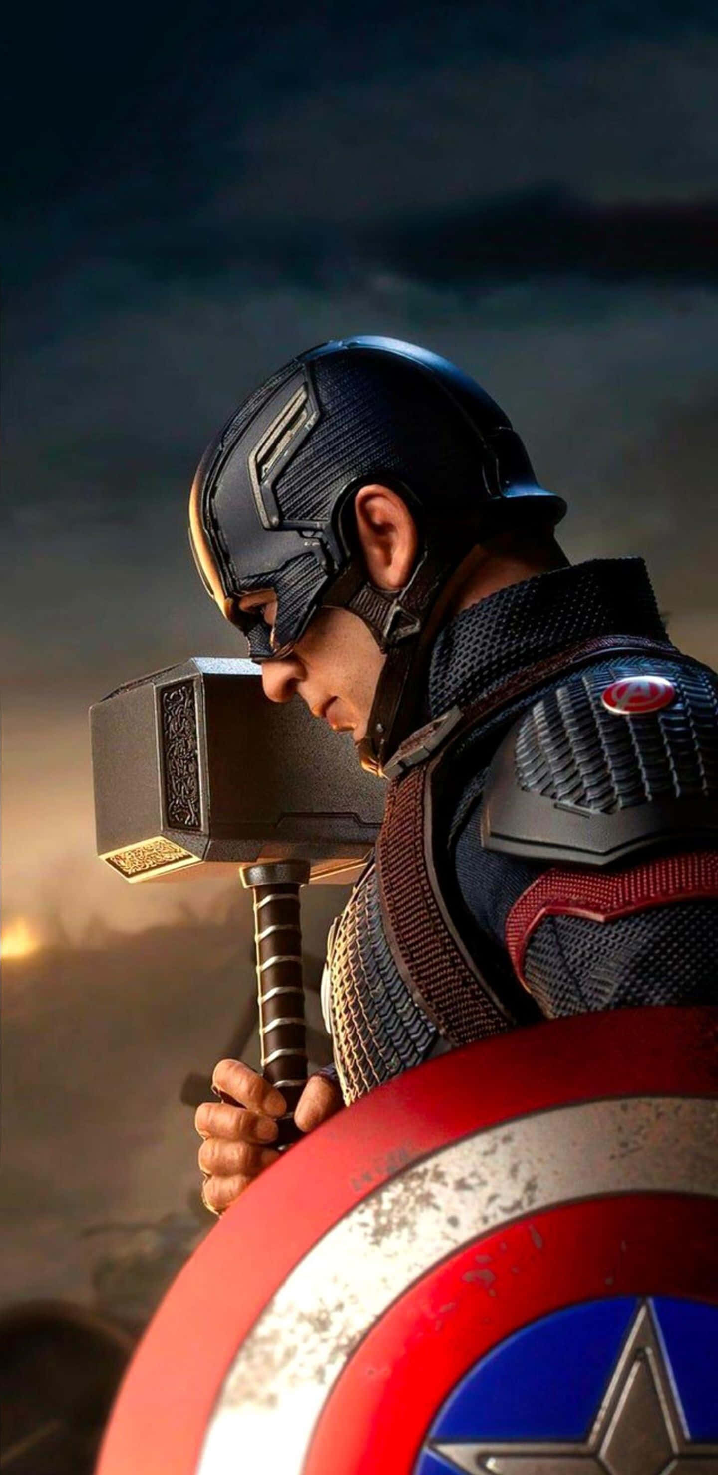 Mjolnir 桌布 壁紙 — 美國隊長在暴風雨黃昏的天空下，手持雷神之鎚和盾牌，遠方城市燈光閃爍。