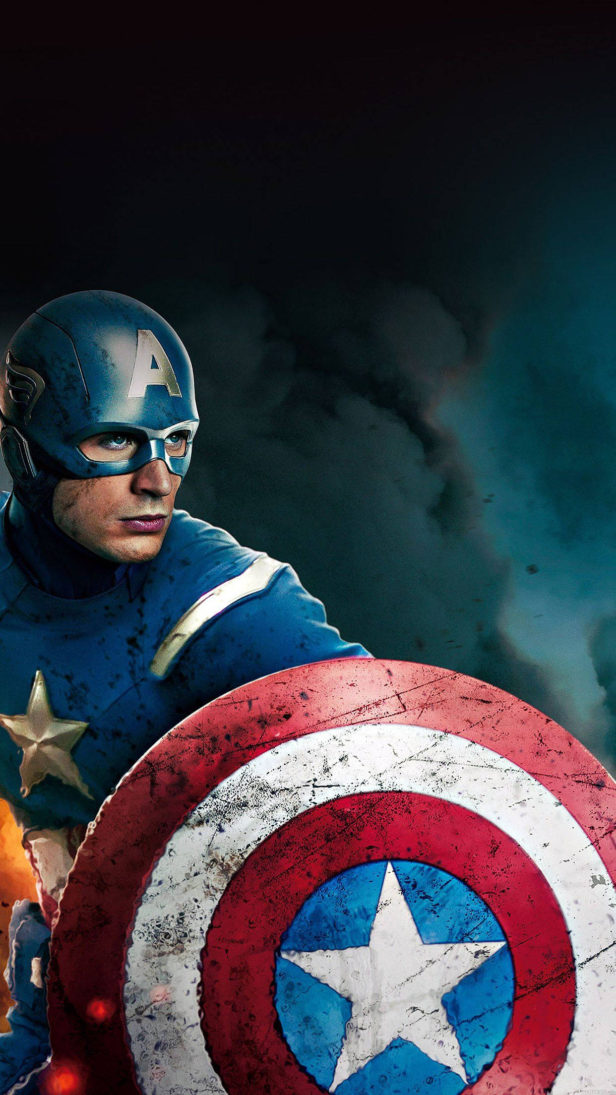 avengers android 桌布 壁紙 — 美國隊長在煙霧瀰漫的戰場背景下，堅定地握著他標誌性的盾牌。