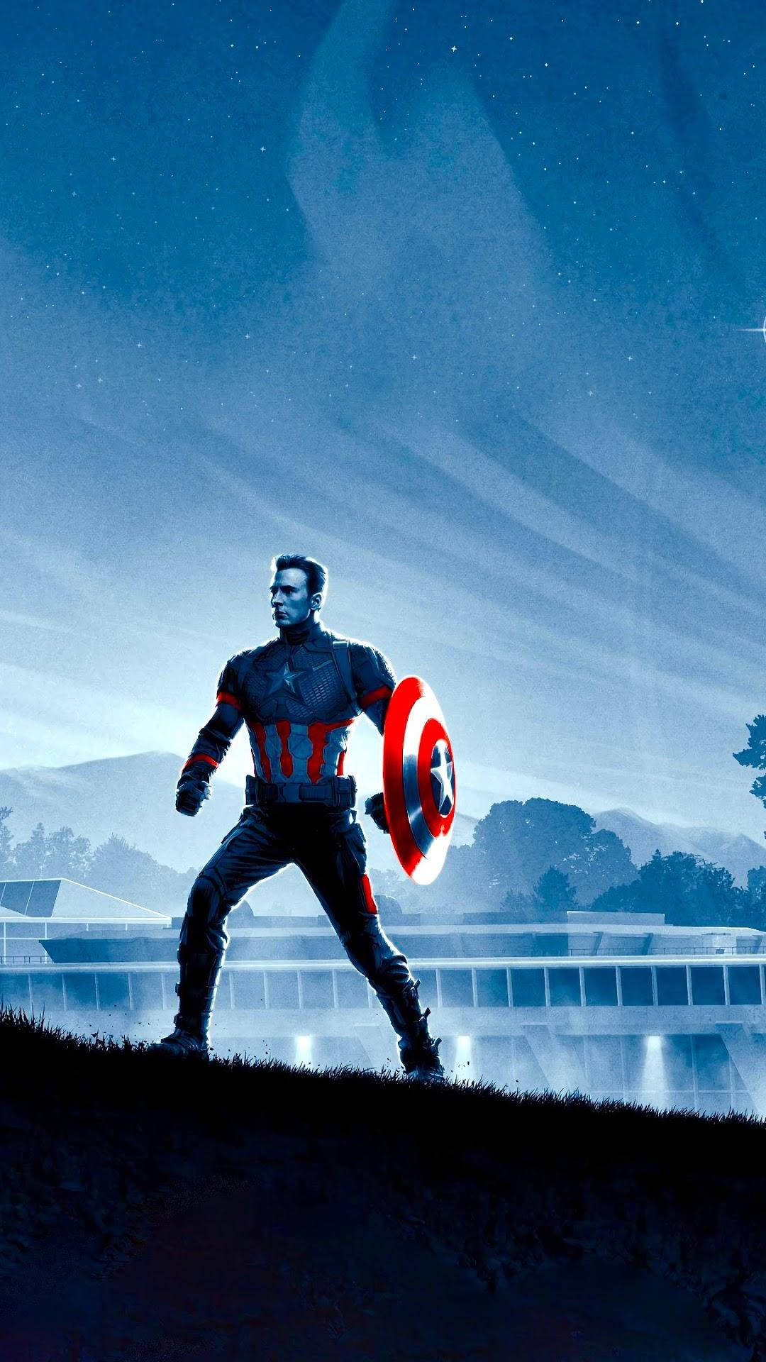 Captain America iPhone 桌布 壁紙 — 美國隊長在黃昏時英勇地站在山丘上，在繁星點點的藍天下舉起他標誌性的盾牌。