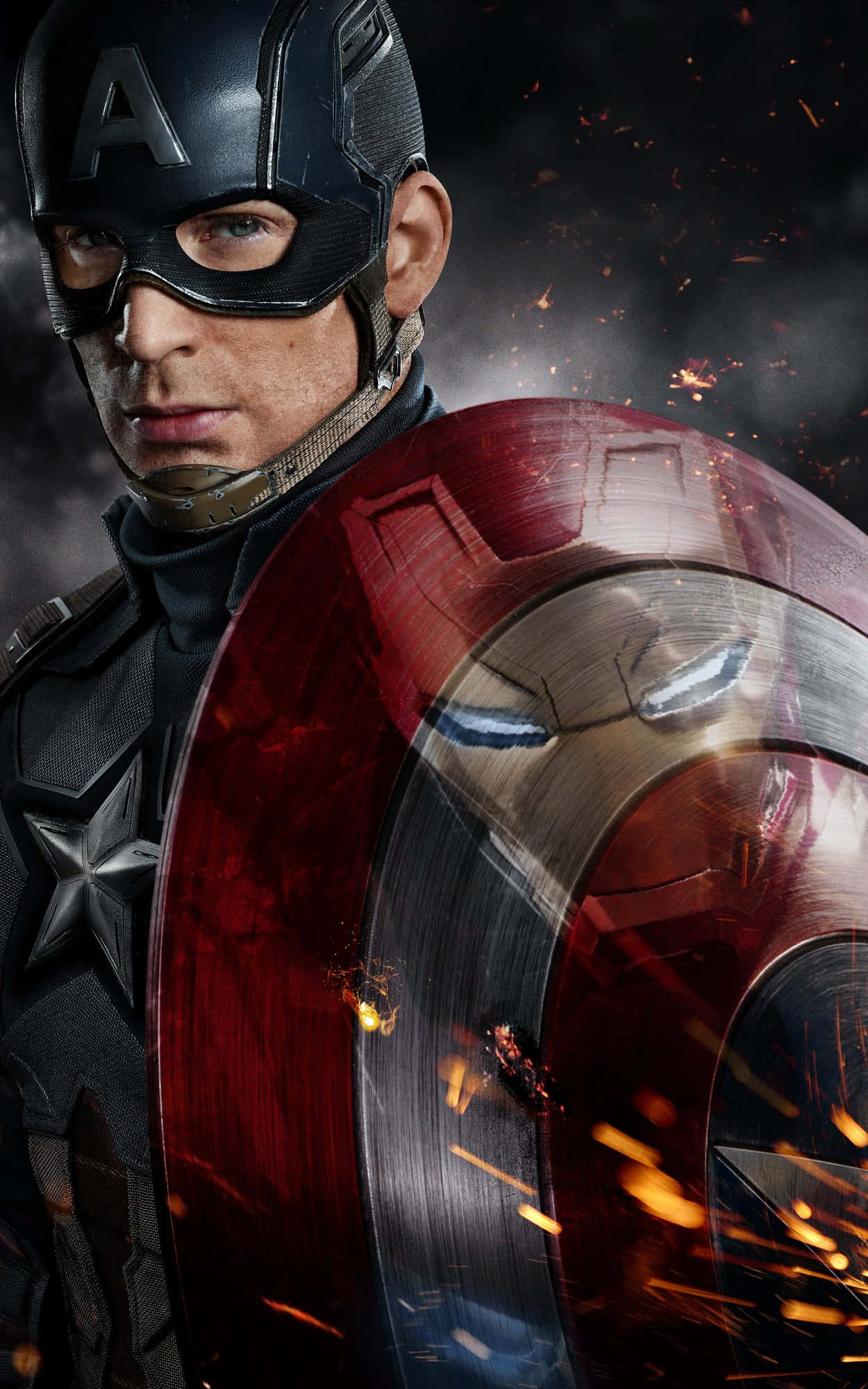 Captain America Android 桌布 壁紙 — 美國隊長堅定地站立，手持他標誌性的盾牌，火花在他周圍飛舞，在黑暗的戰鬥場景中。