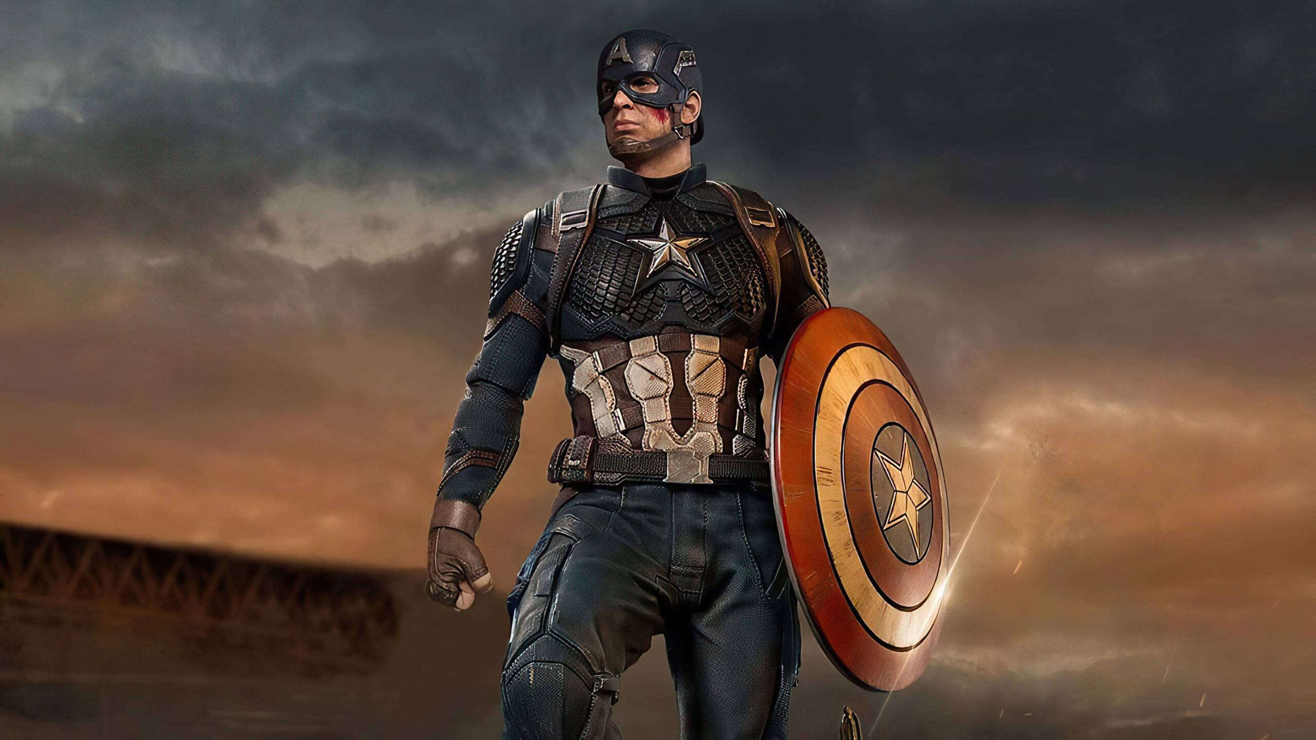 Marvel Captain America 桌布 壁紙 — 美國隊長堅定地站立，手持他標誌性的盾牌，背景是戲劇性的暴風雨天空和火紅的雲層。