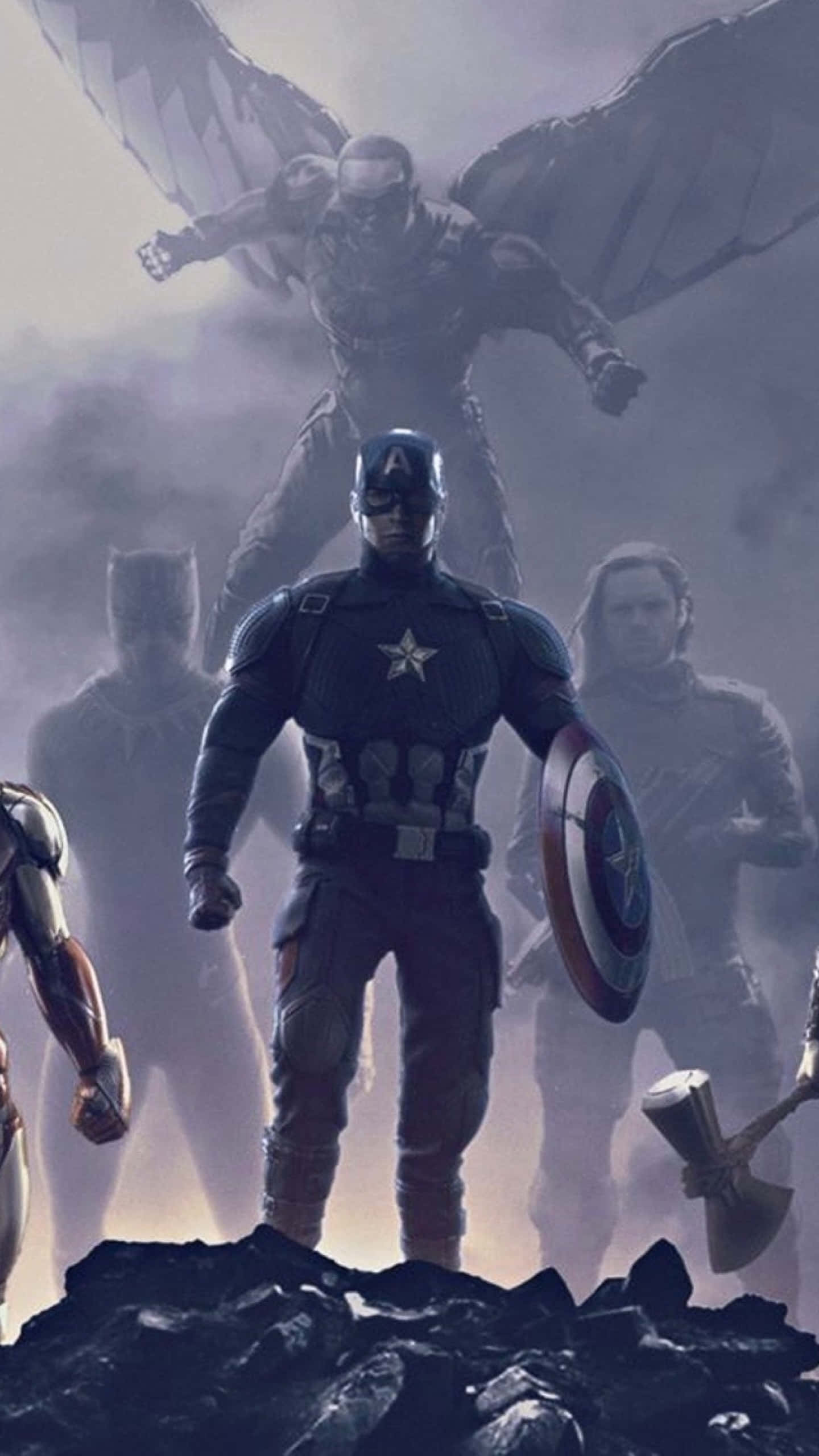 Avengers Endgame iPhone 桌布 壁紙 — 美國隊長堅定地舉著盾牌，有翼的獵鷹在上方翱翔，其他英雄在迷霧中隱現。